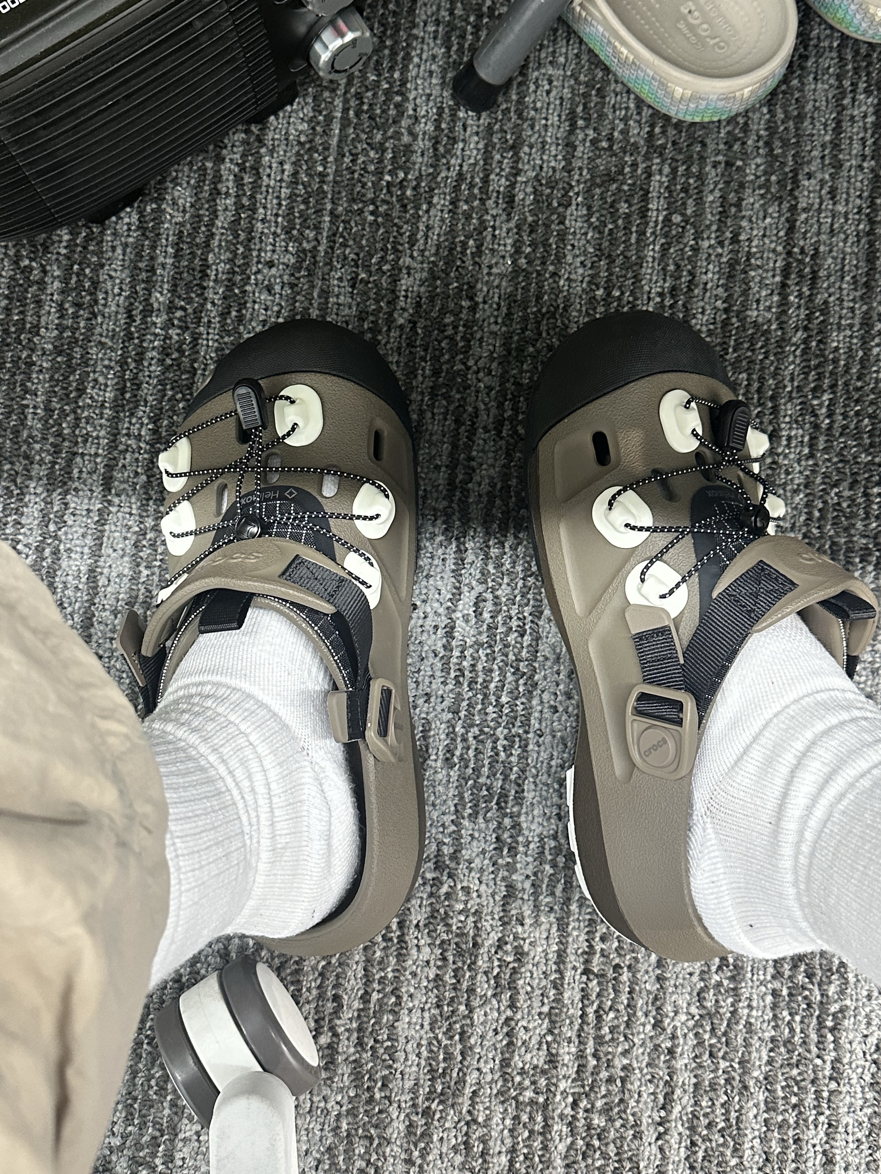 Crocs x Helinox Quick Trail Clog Walnut 착용 스타일 - 2