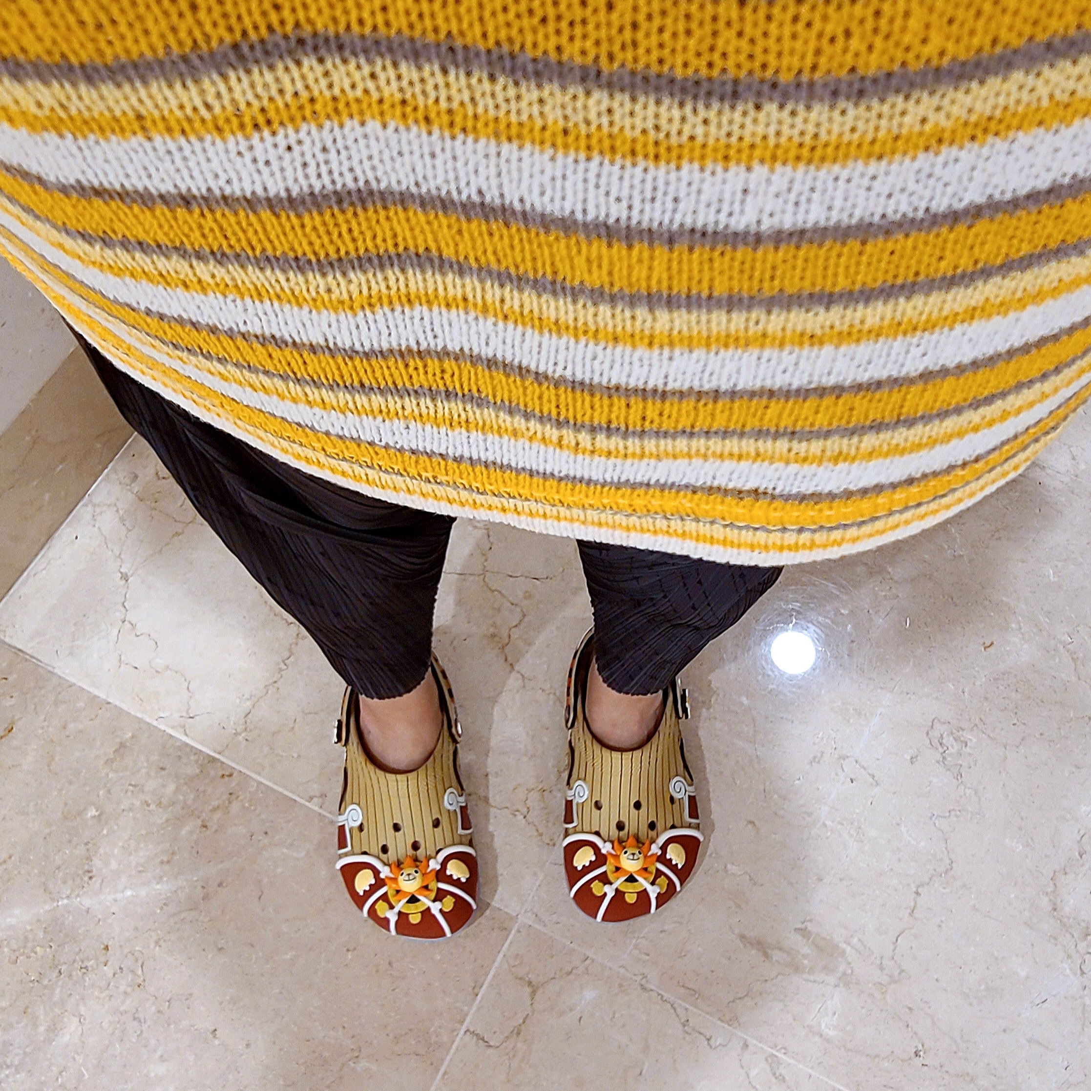 Crocs x One Piece Thousand Sunny Classic Clog Multi 착용 스타일