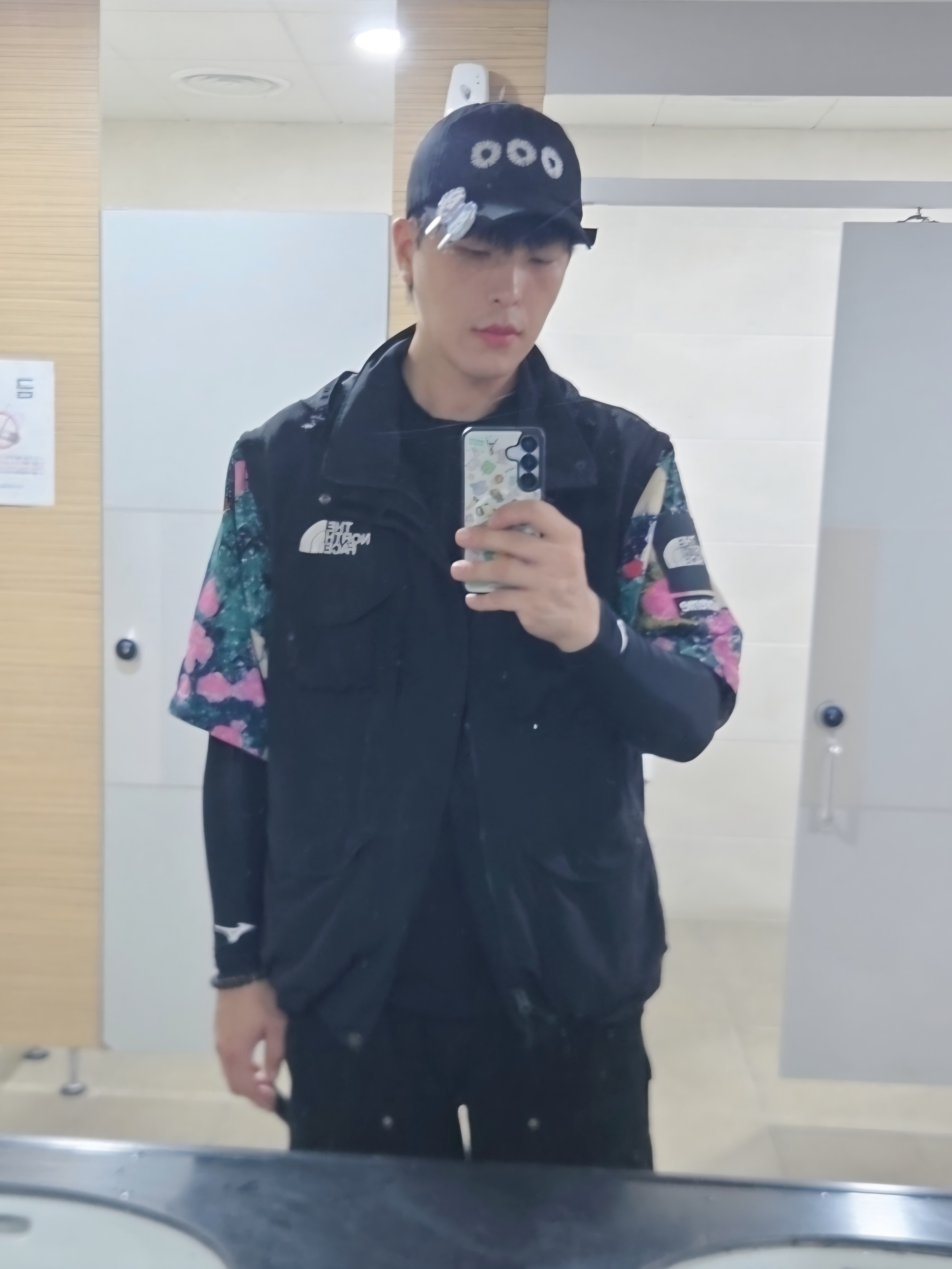 슈프림 x 노스페이스 트레킹 컨버터블 자켓 블랙 - 22SS, 슈프림 x 노스페이스 트레킹 컨버터블 자켓 플라워 - 22SS 착용 스타일 - 2