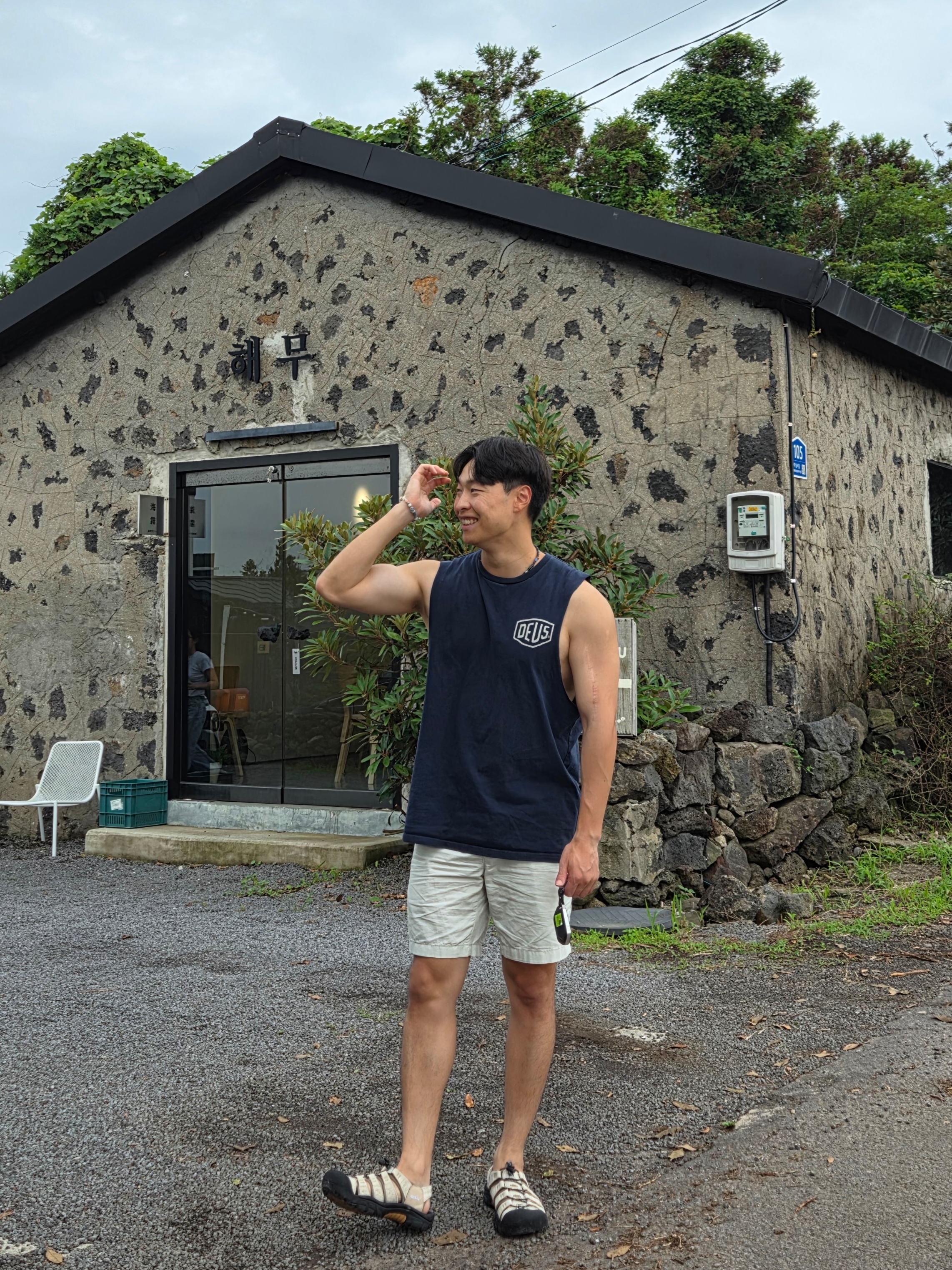Deus Ex Machina Seoul Address T-Shirt Navy, Keen x Gramicci Newport Retro Natural Ponderosa Pine 착용 스타일 - 7