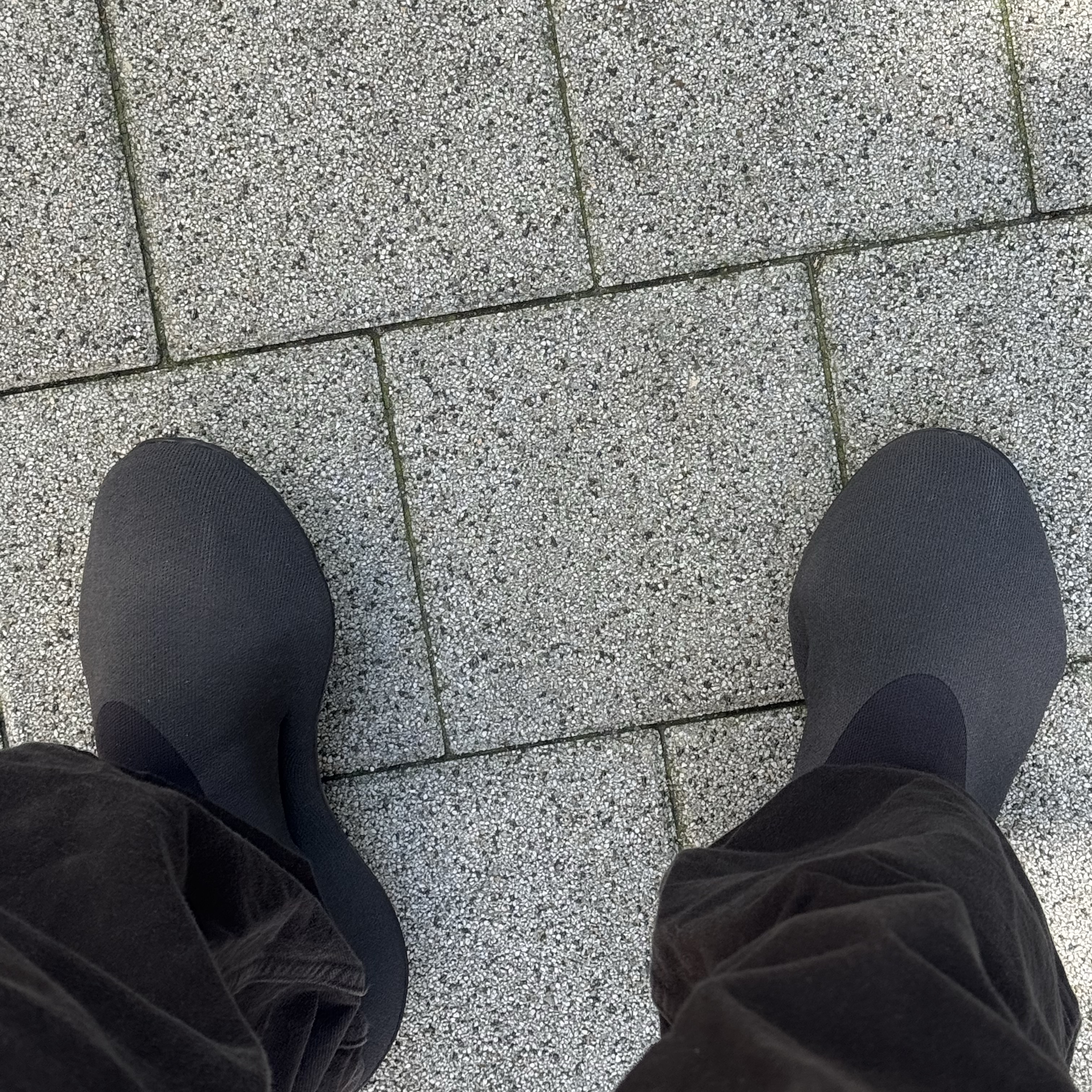 Adidas Yeezy Knit RNR Fade Onyx 착용 스타일