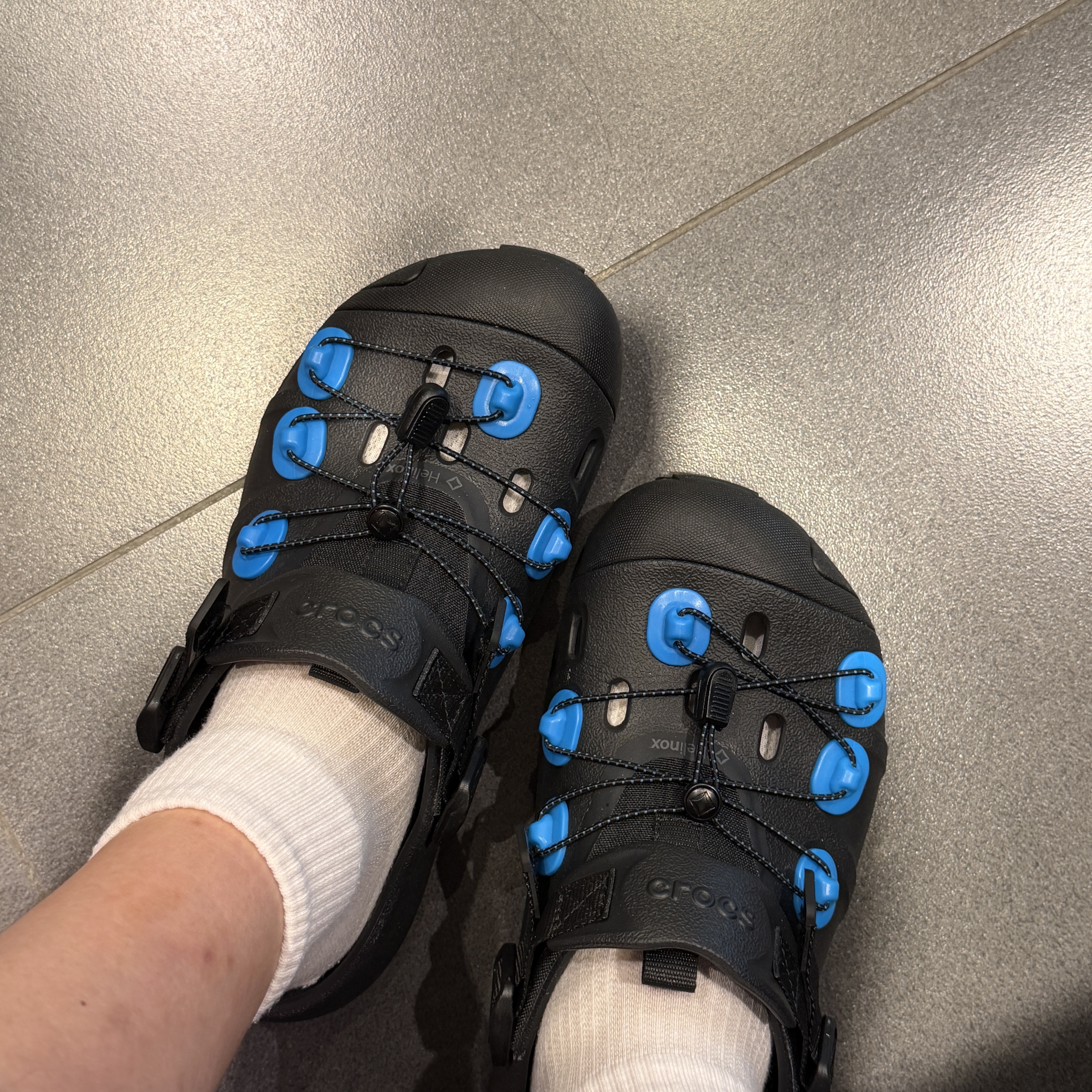 Crocs x Helinox Quick Trail Clog Black 착용 스타일