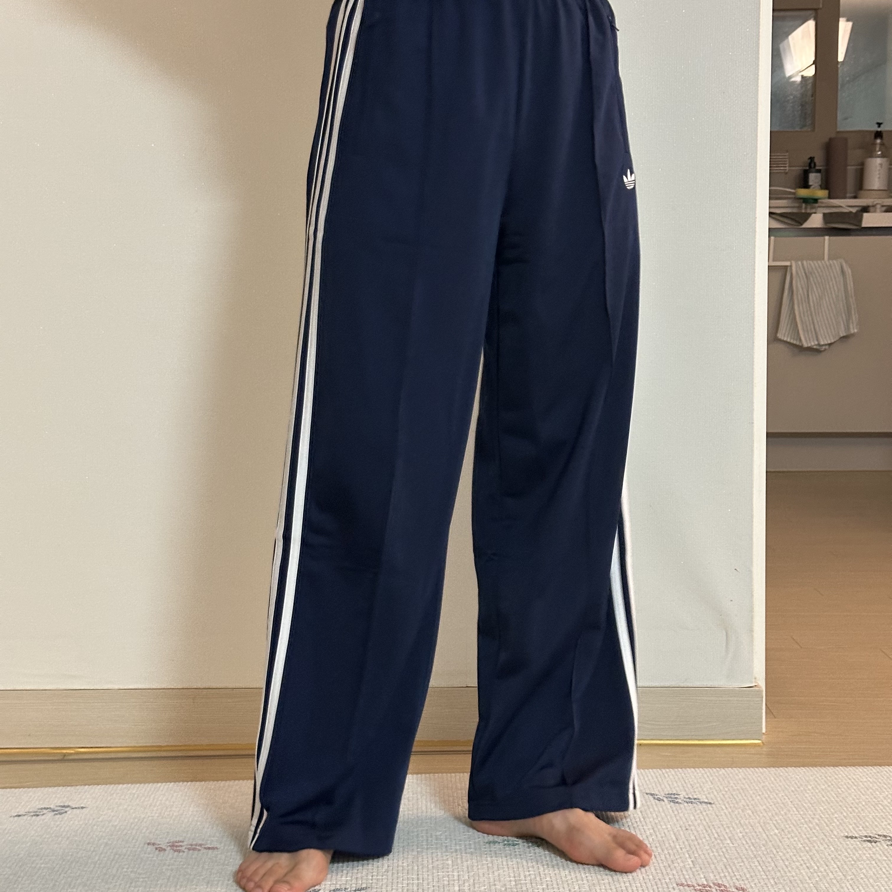 (W) Adidas Originals Firebird Loose Track Pants Night Indigo White - KR Sizing, (W) Adidas Firebird Loose Track Pants Night Indigo Off White - KR Sizing 착용 스타일 - 6