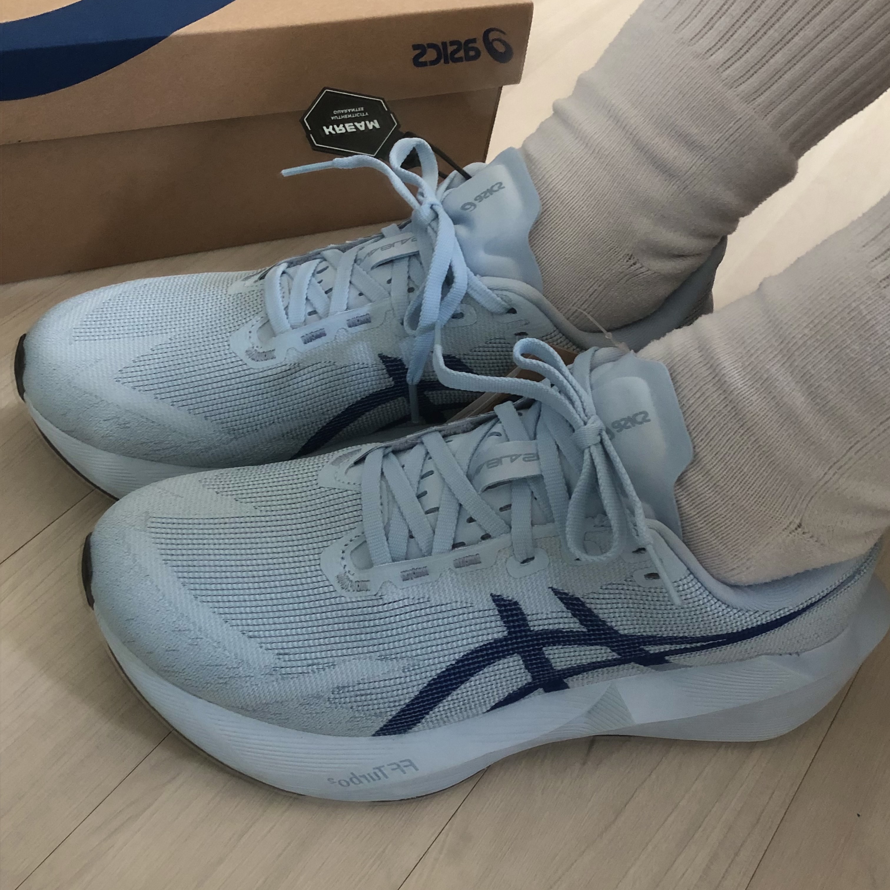 Asics Novablast 6 Solid Air Prussian Blue - 2E Wide 착용 스타일 - 1