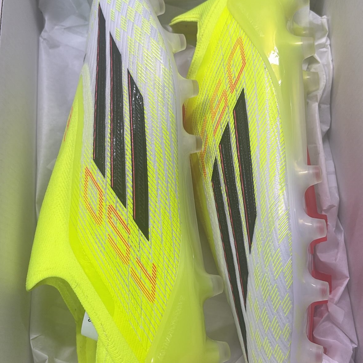 Adidas F50 Elite Laceless AG Team Solar Yellow 2 Core Black 착용 스타일