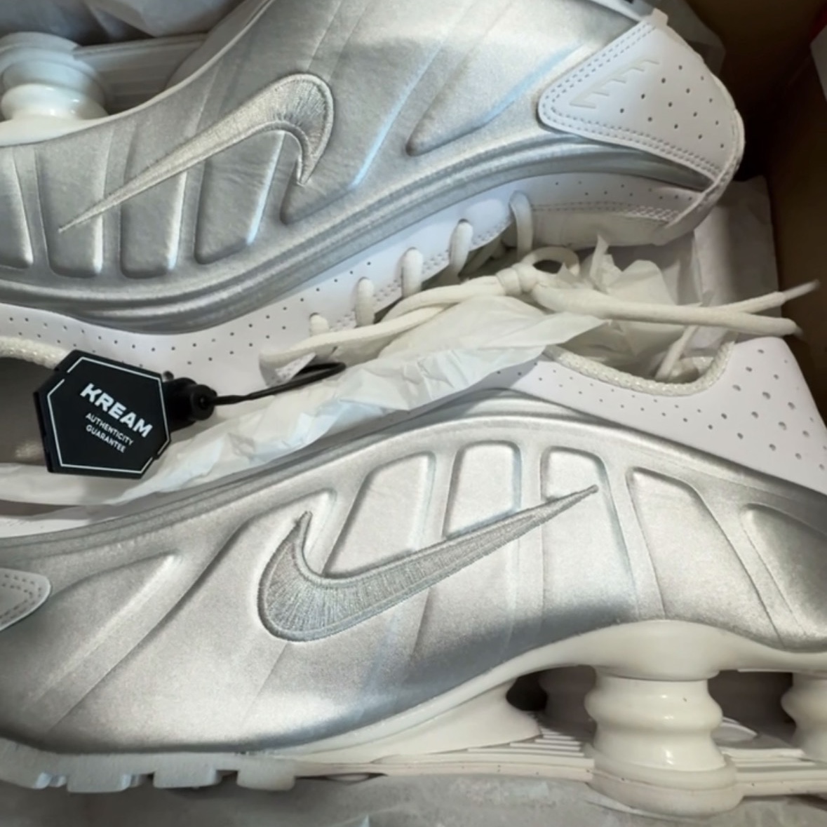 Nike Shox R4 White Bright Crimson 착용 스타일