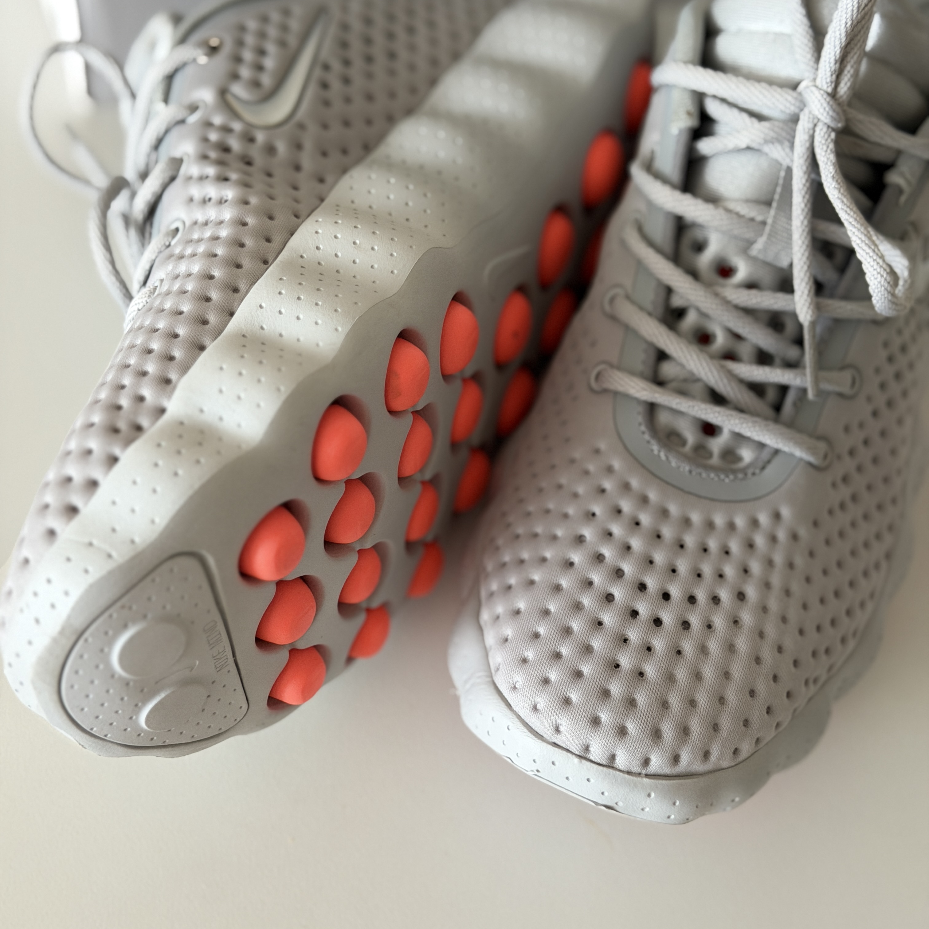 Nike Mind 002 Light Smoke Grey Photon Dust 착용 스타일 - 2