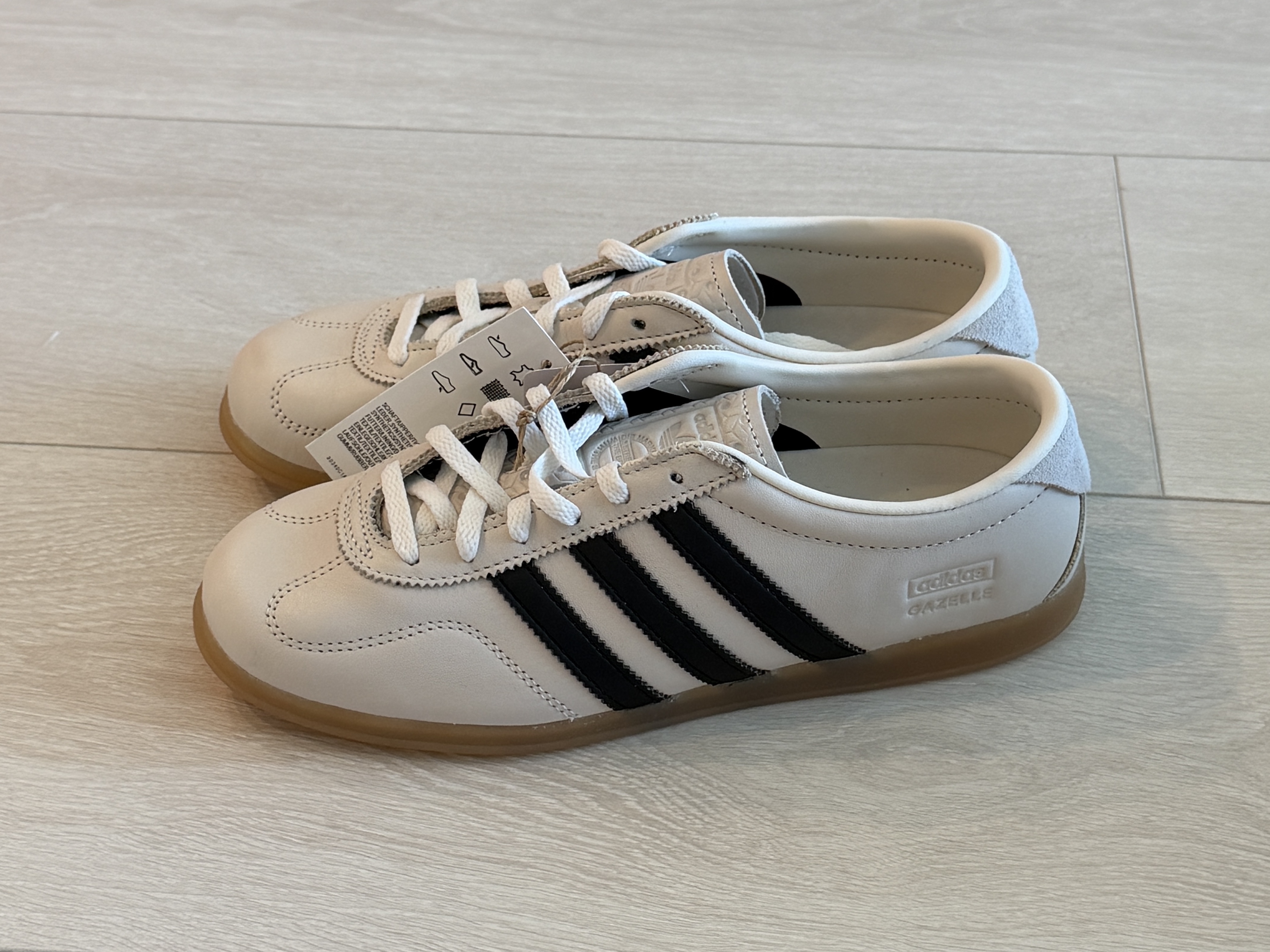 (W) Adidas Gazelle Lo Pro Chalk White Core Black 착용 스타일