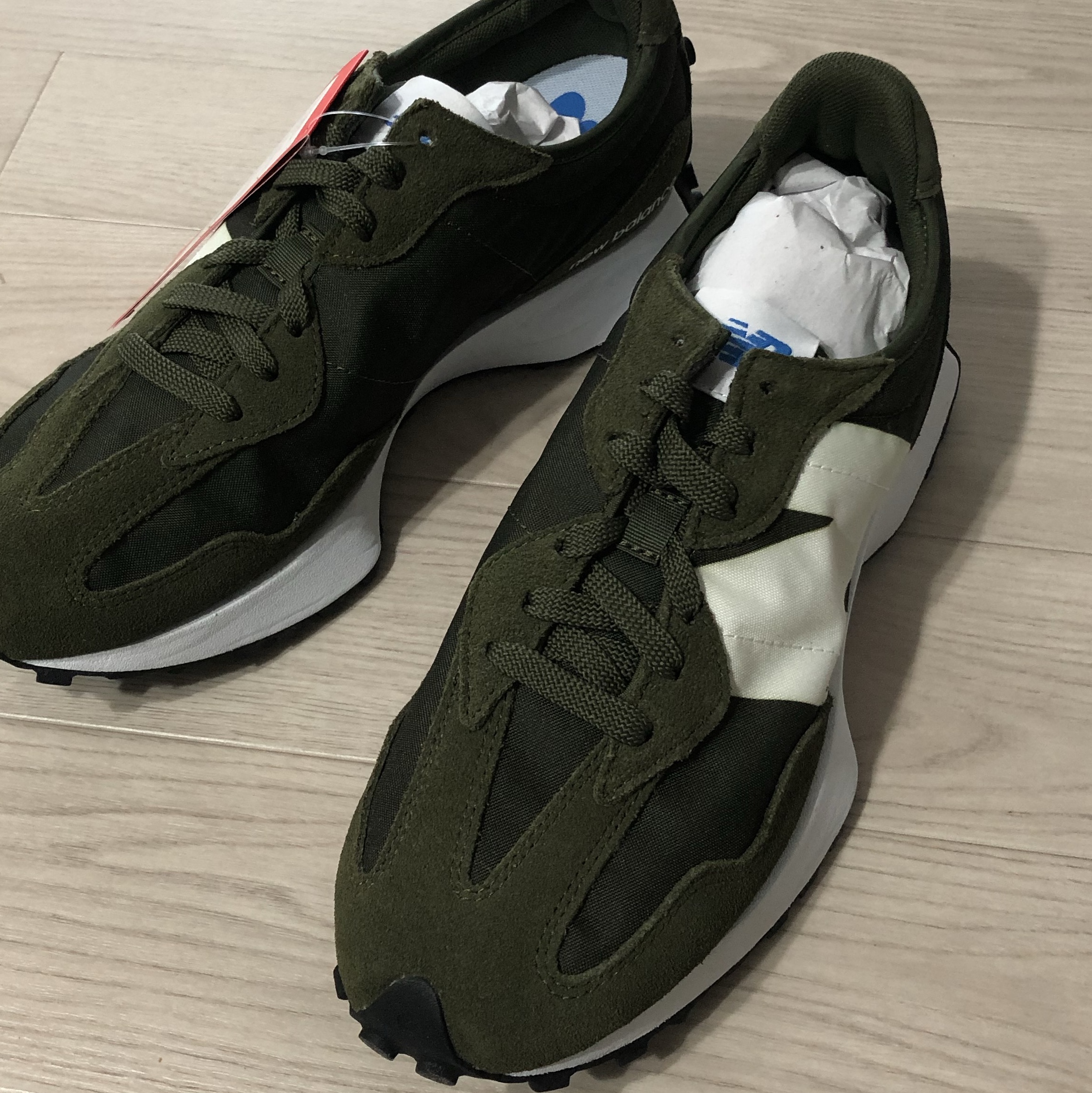 New Balance 327 Oak Leaf Green 착용 스타일