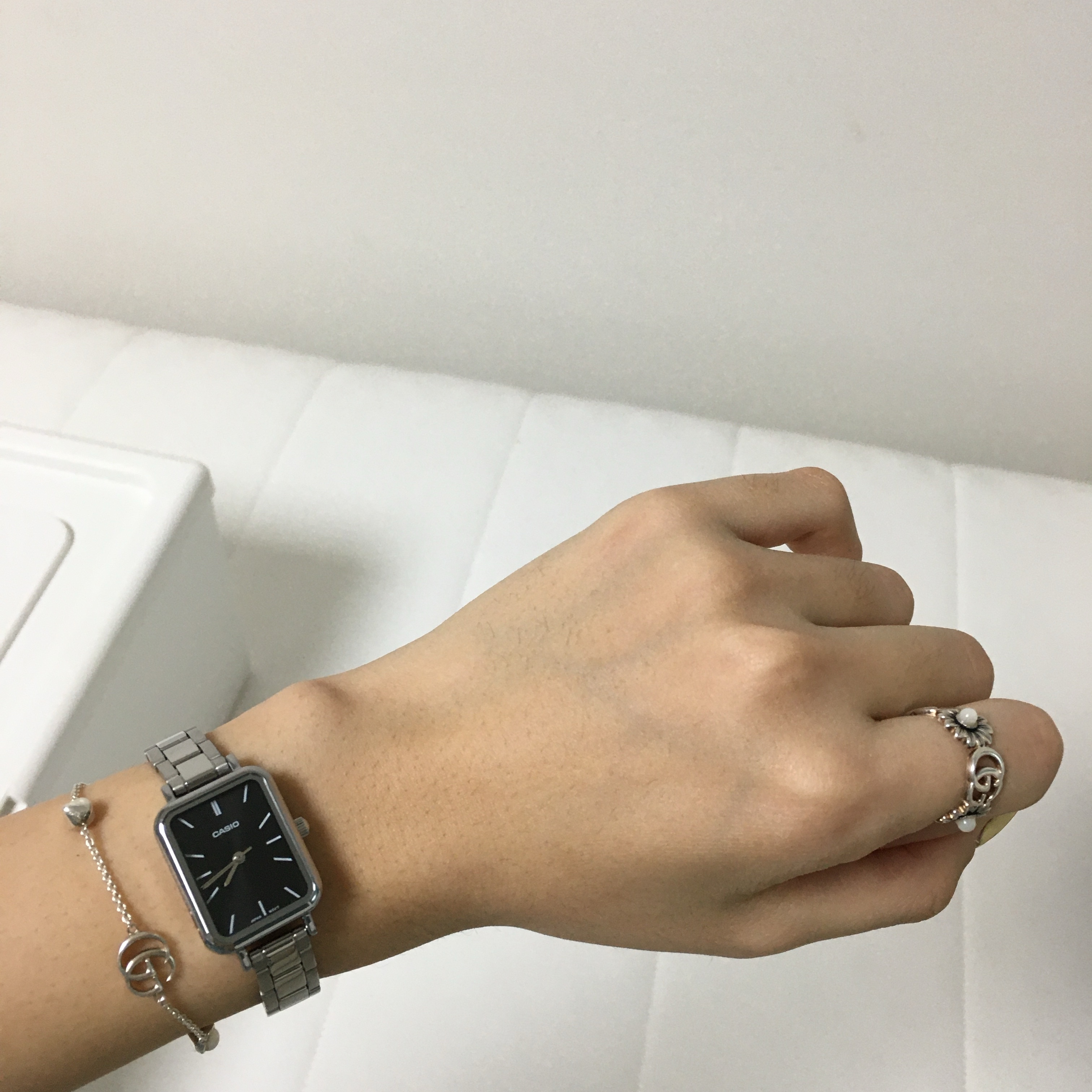 Casio LTP-V007L-7B2, Vivienne Westwood Medal VV019BK 착용 스타일 - 3