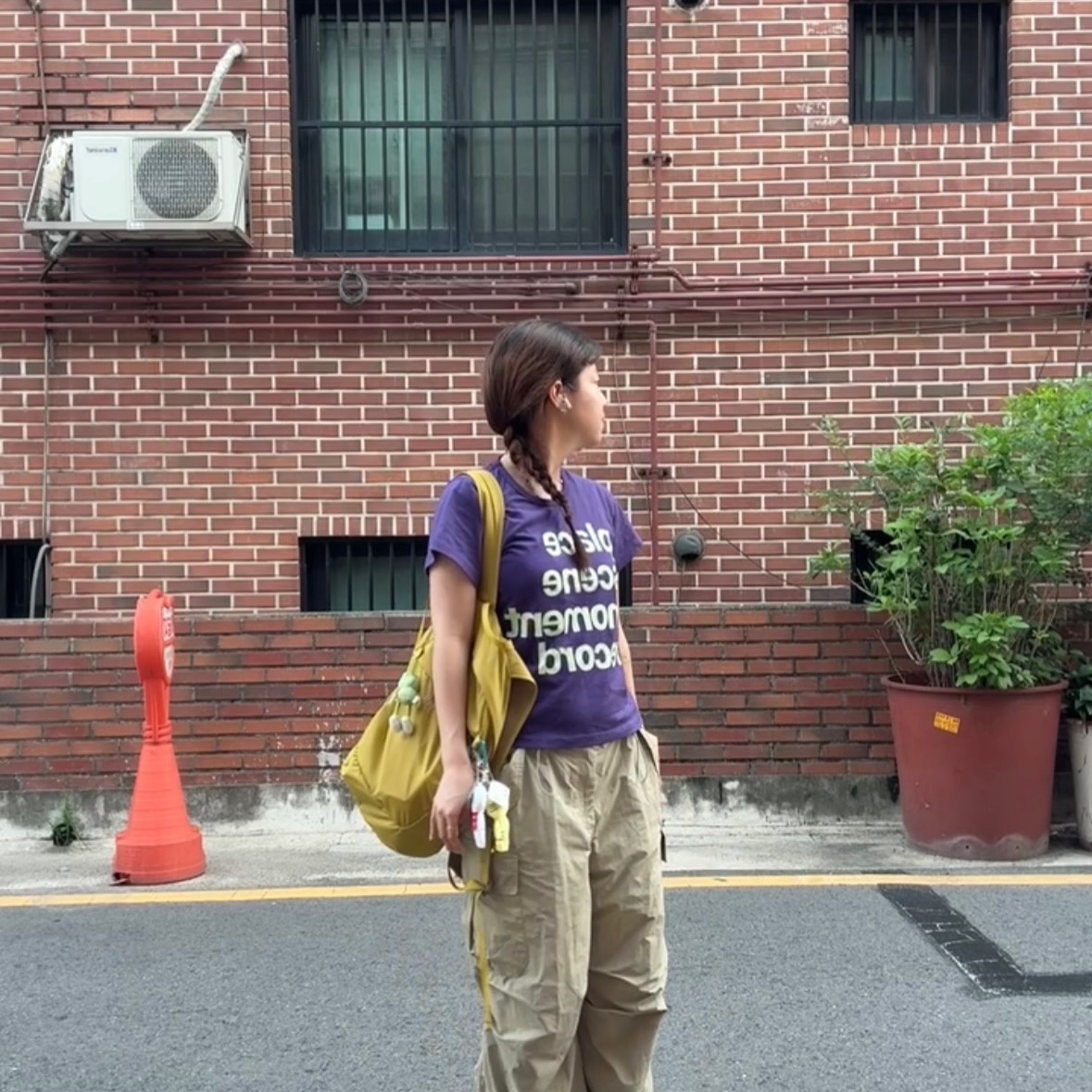 SLOW RECORD HOUSE Archive Typo T-Shirt Purple 착용 스타일 - 1