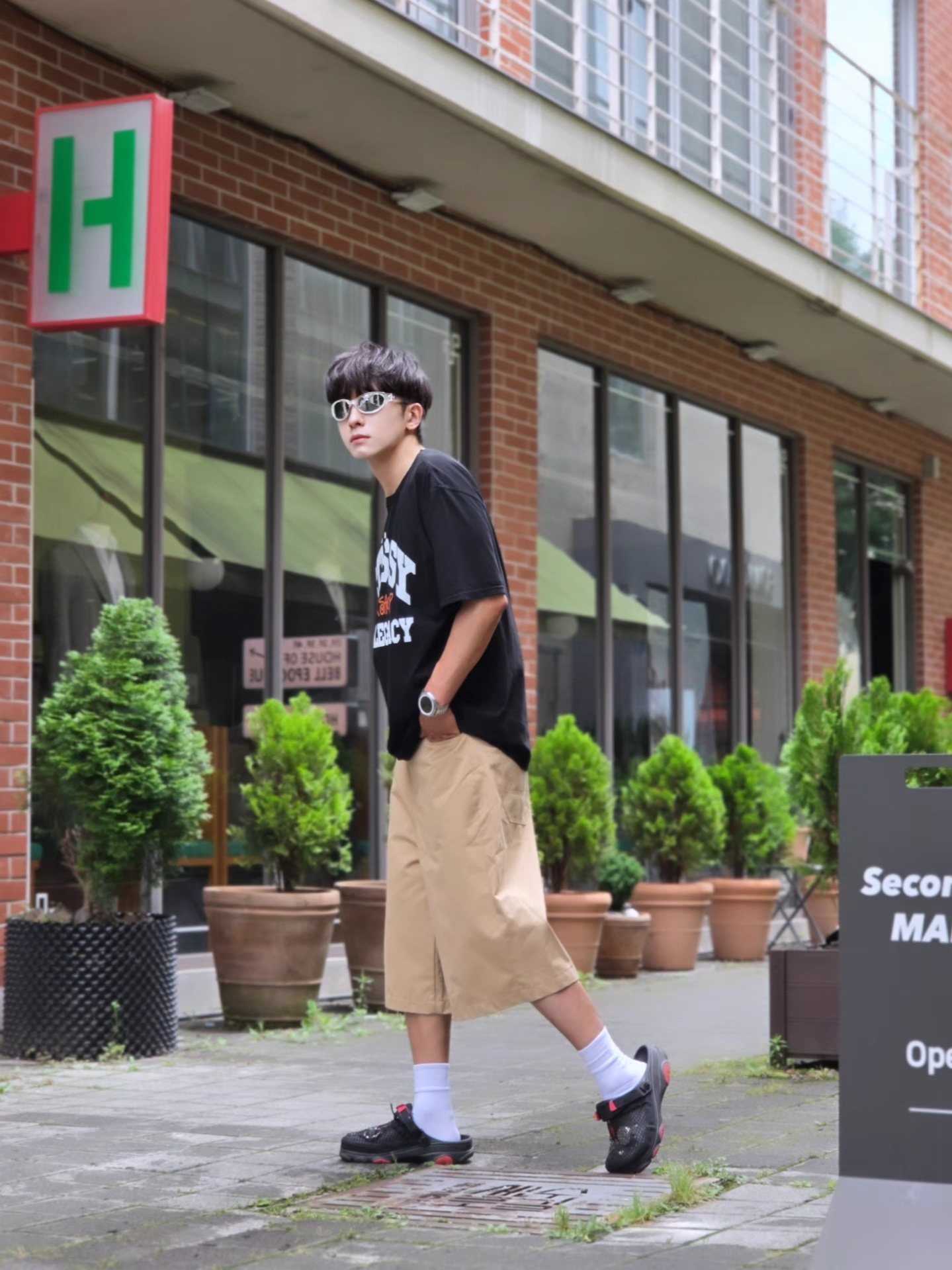 Stussy x Our Legacy Work Shop Pigment Dyed Collegiate T-Shirt Black, Crocs x Staple Classic All Terrain Clog Black 착용 스타일 - 4