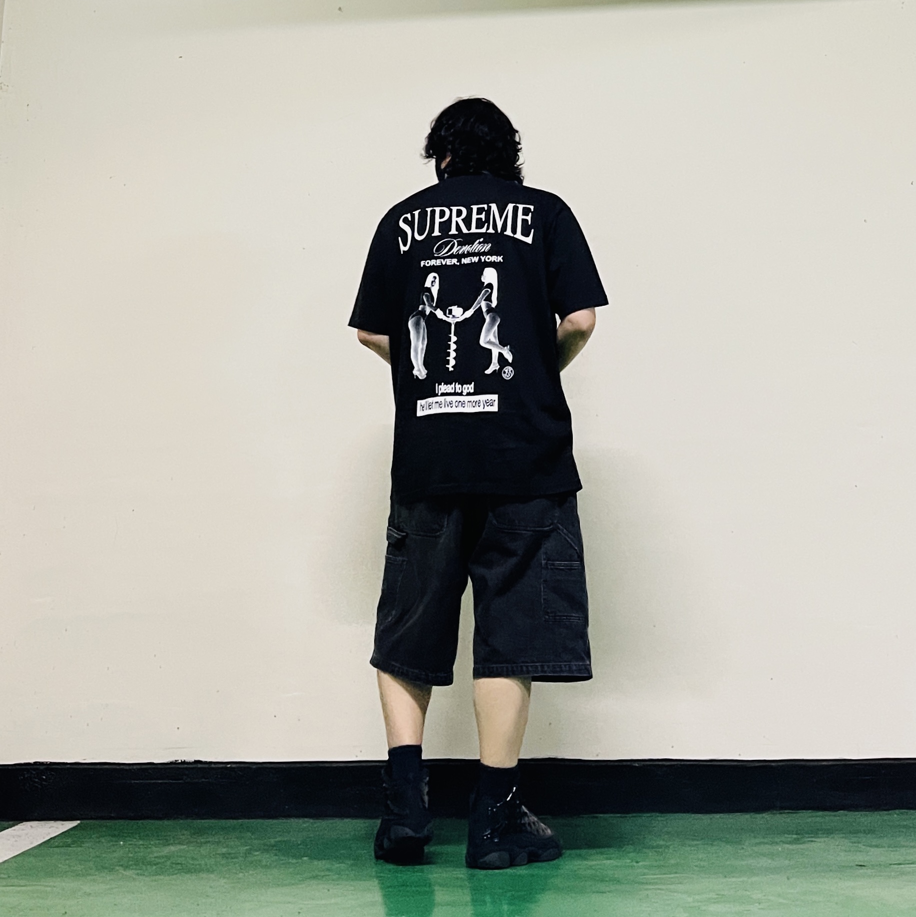 Jordan 13 Retro Cap and Gown, Supreme Devotion T-Shirt Black - 25FW 착용 스타일 - 4