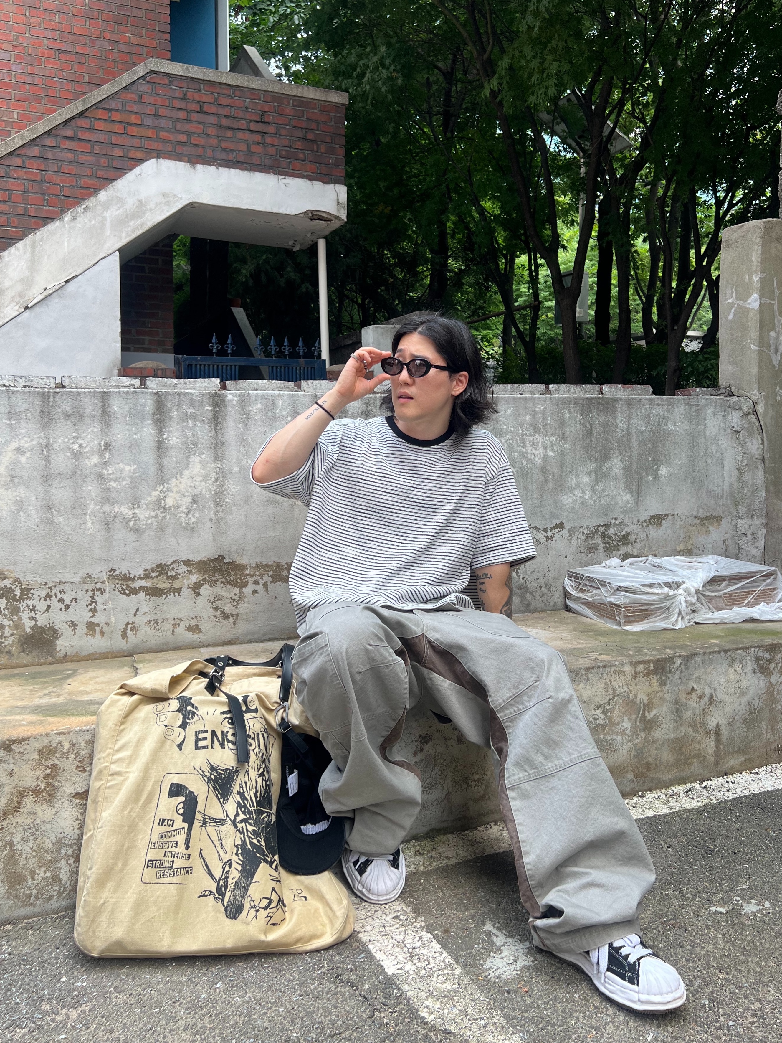 AX CONNECTION Destroyed Connector Embroidered Cap Black, Maison Mihara Yasuhiro Blakey OG Sole Canvas Low-top Sneakers Black White 착용 스타일 - 5