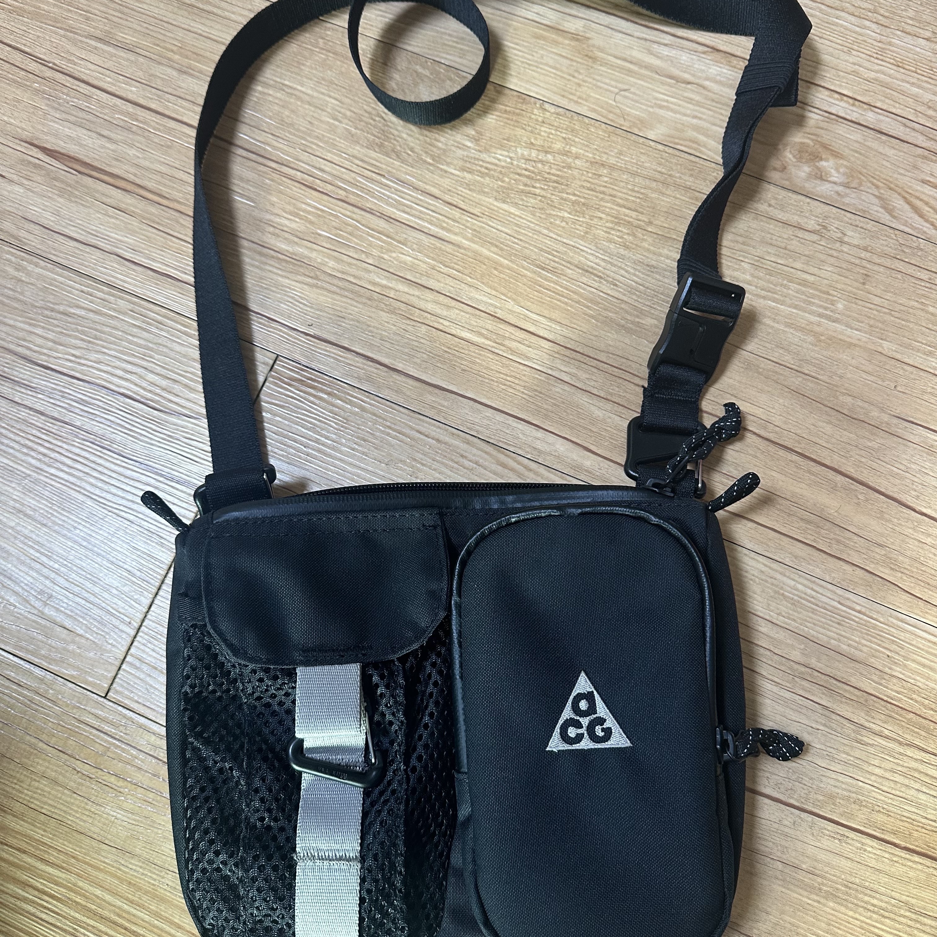 Nike ACG Daymax Crossbody Bag 3L Black College Grey 착용 스타일 - 1