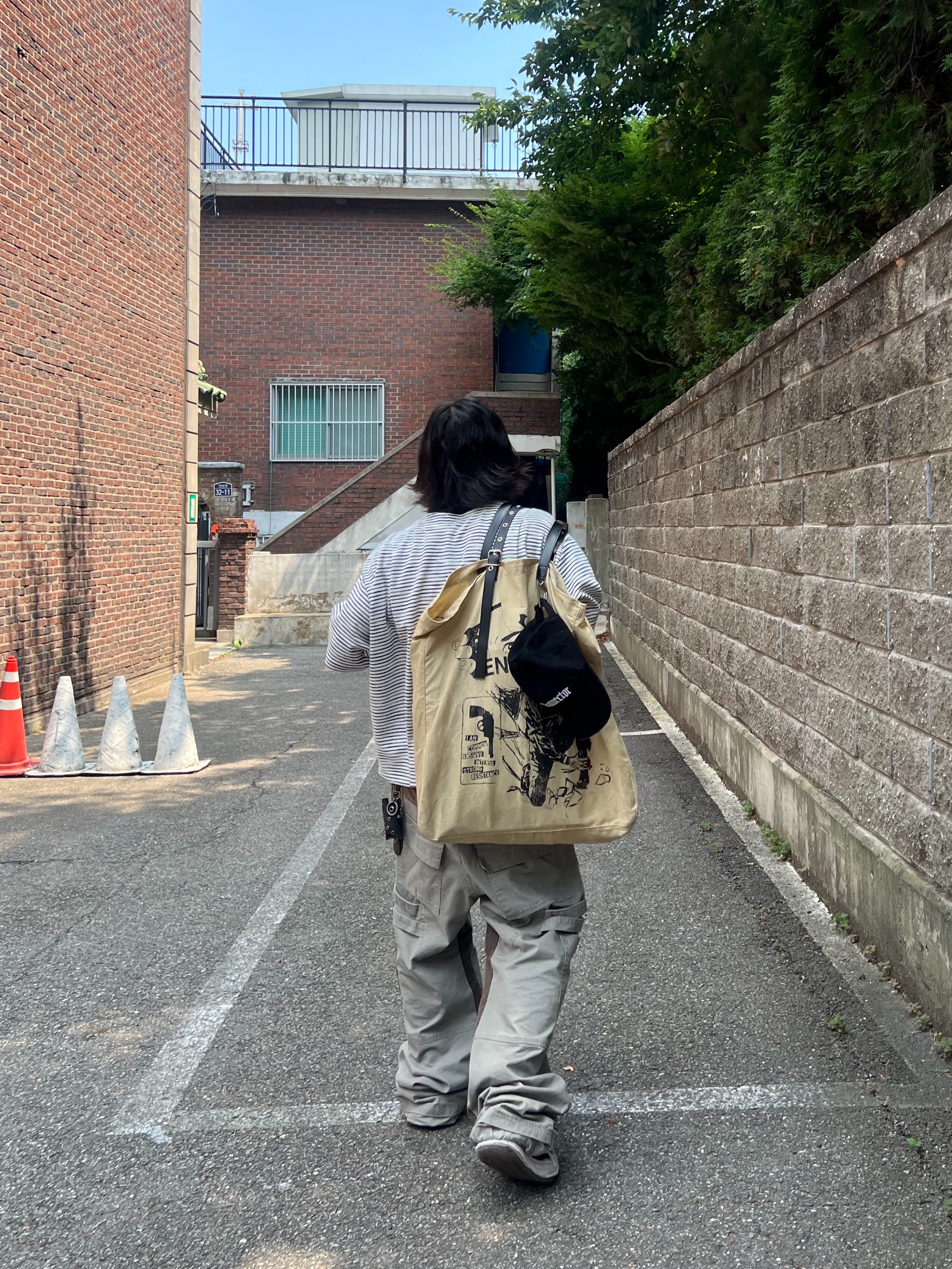 AX CONNECTION Destroyed Connector Embroidered Cap Black, Maison Mihara Yasuhiro Blakey OG Sole Canvas Low-top Sneakers Black White 착용 스타일 - 8
