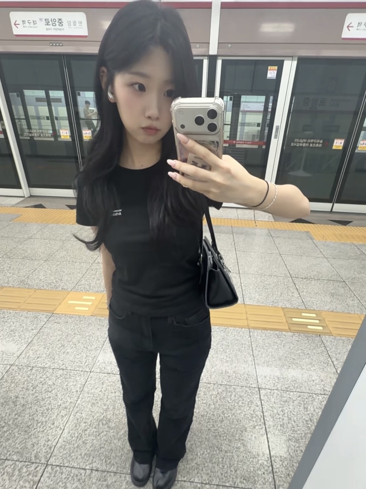 (W) Plastic Product MPa T-Shirt Black 착용 스타일 - 2