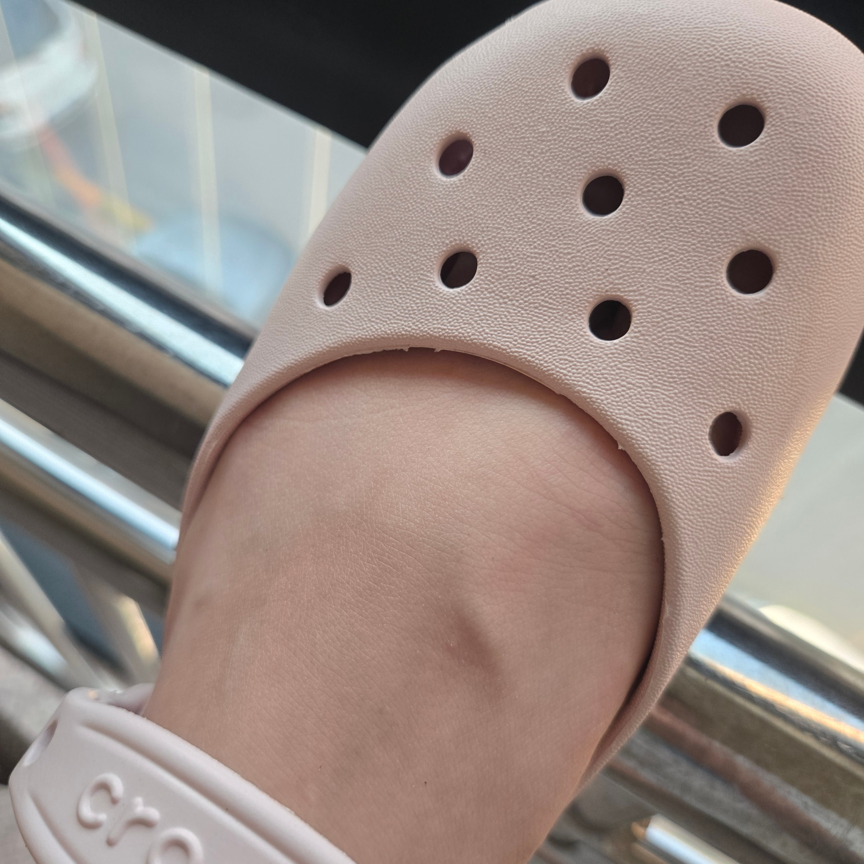 (W) Crocs Classic Ballet Quartz 착용 스타일 - 4