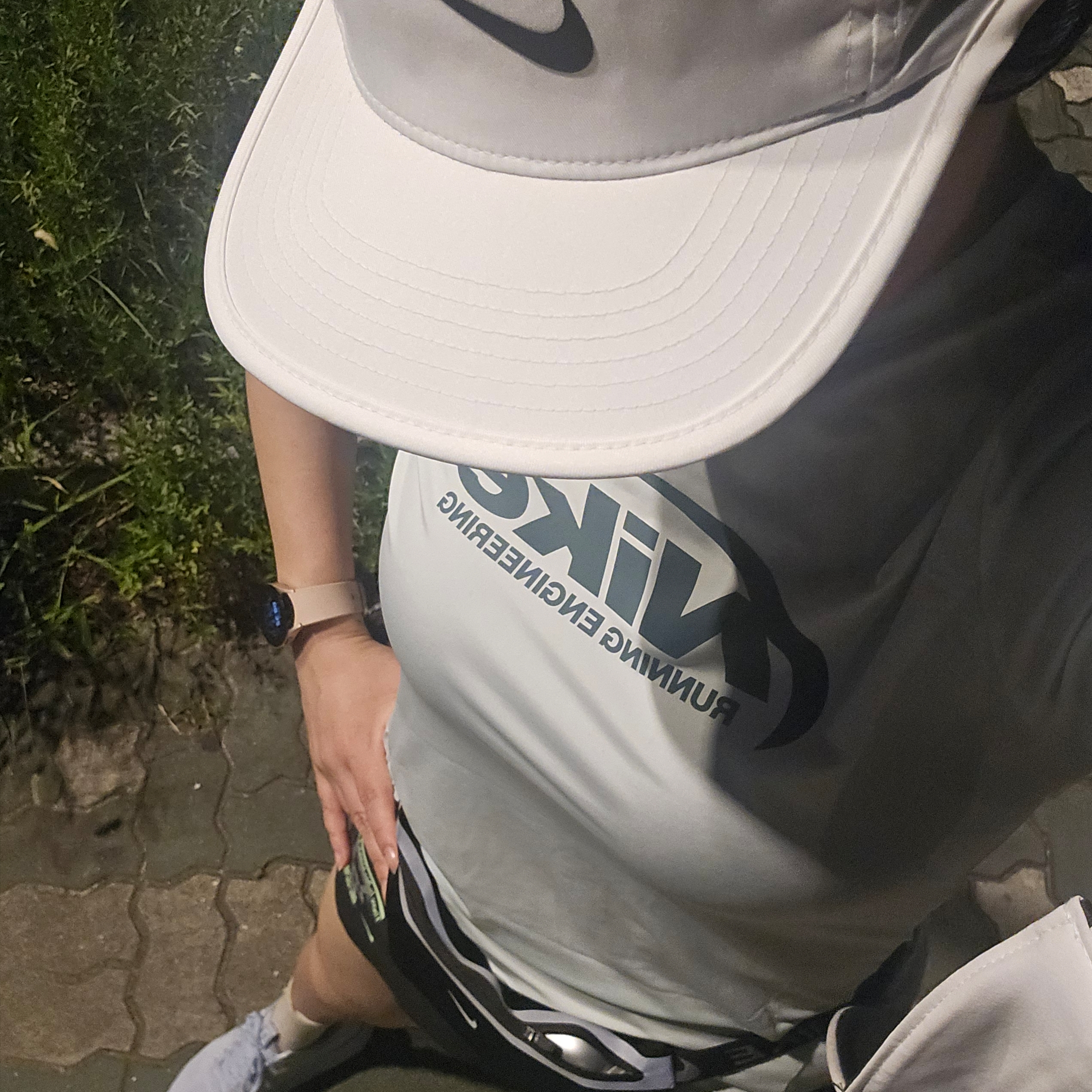 Nike Dri-Fit Fly Unstructured Swoosh Cap White Anthracite, (W) Nike Swift Breathe Dri-Fit Mid Rise 2.5 Inch Brief Lined Running Shorts Black White - US/EU 착용 스타일 - 2