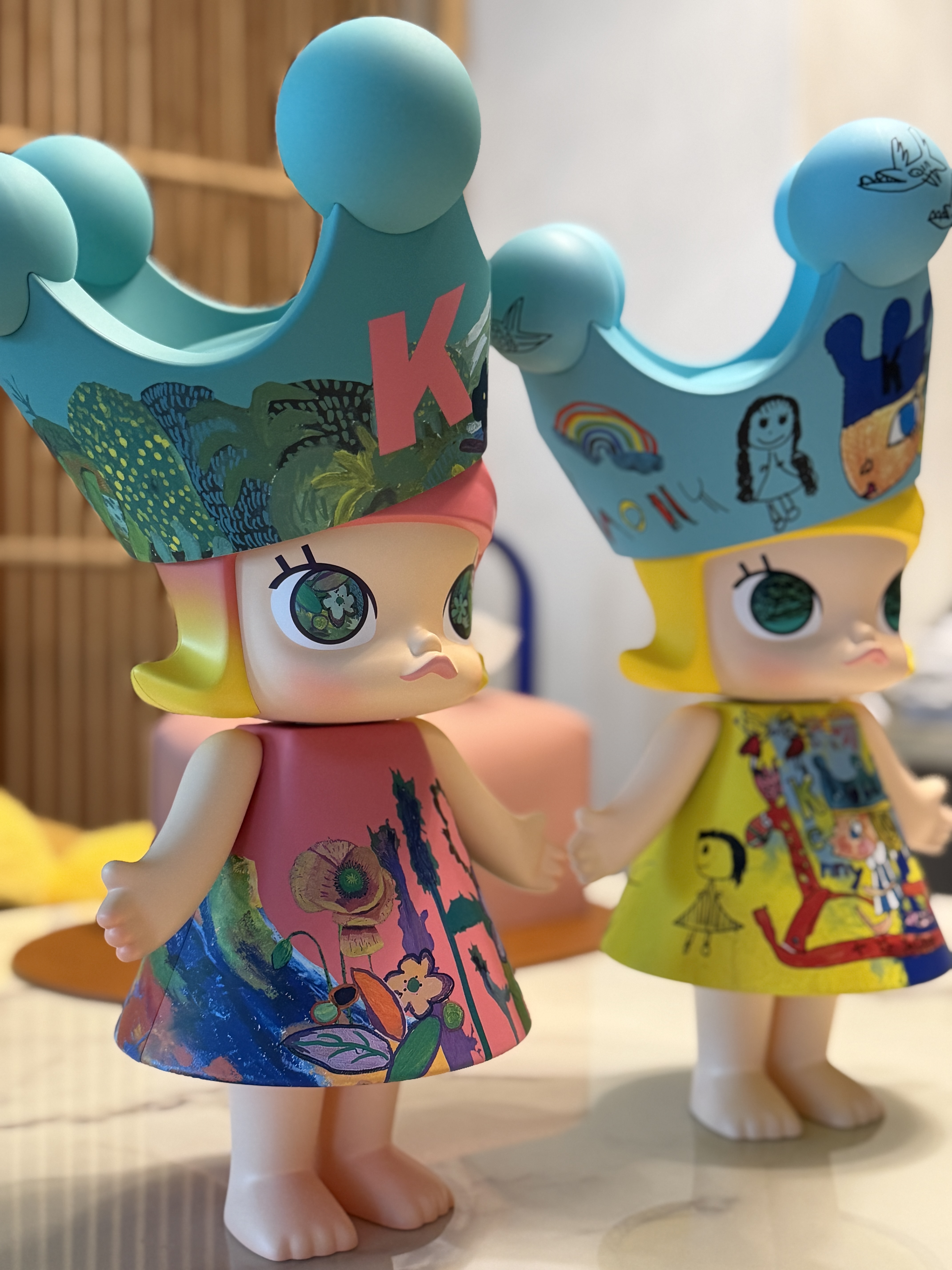 Pop Mart Mega Royal Molly 400% Childshness 2026, Pop Mart Mega Royal Molly Childishness 400% 착용 스타일 - 2