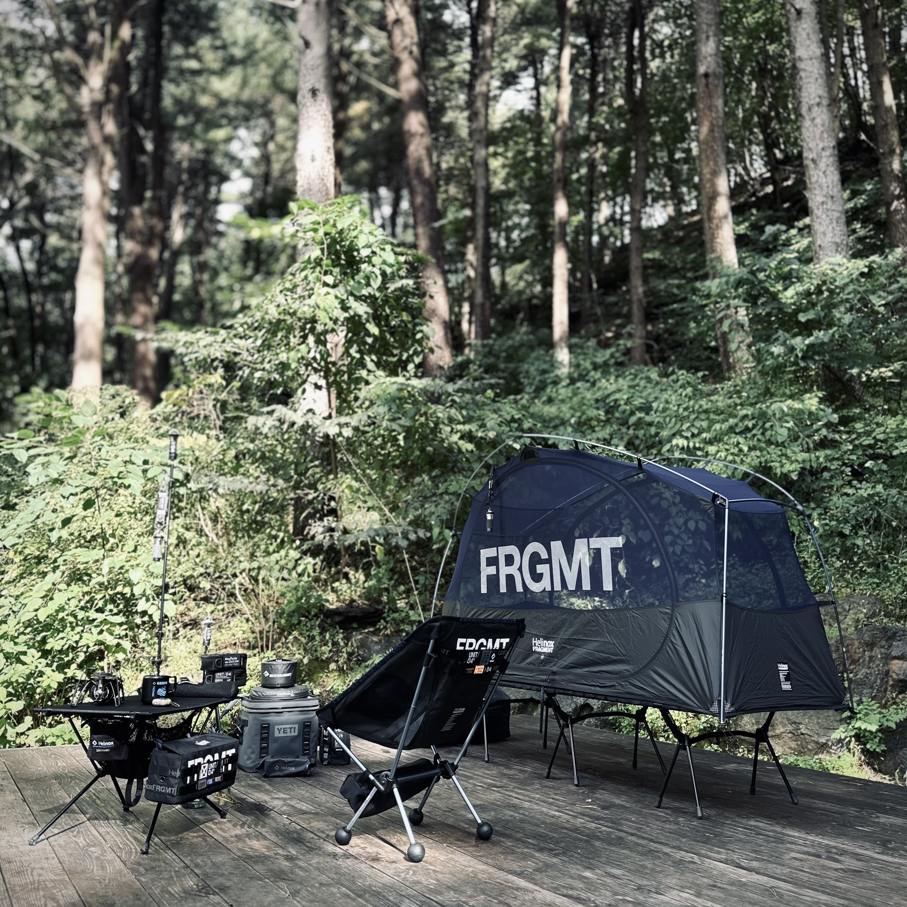 Helinox x Fragment Design Tactical Chair Black Navy, Helinox x Fragment Design Tactical Cot Tent Solo Inner Tent Black Navy Mesh 착용 스타일 - 1