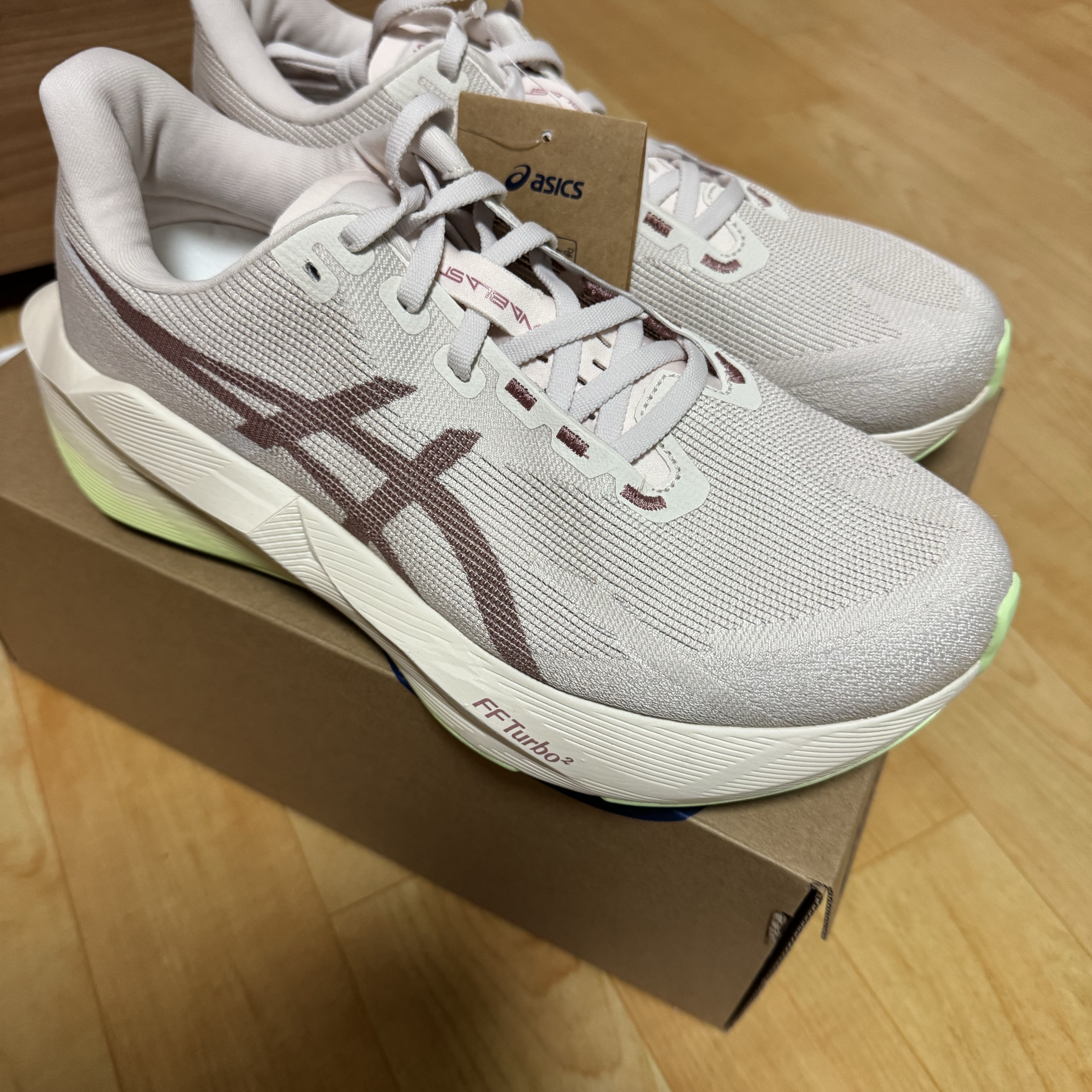 Asics Novablast 6 Soft Oat Greige 착용 스타일 - 1
