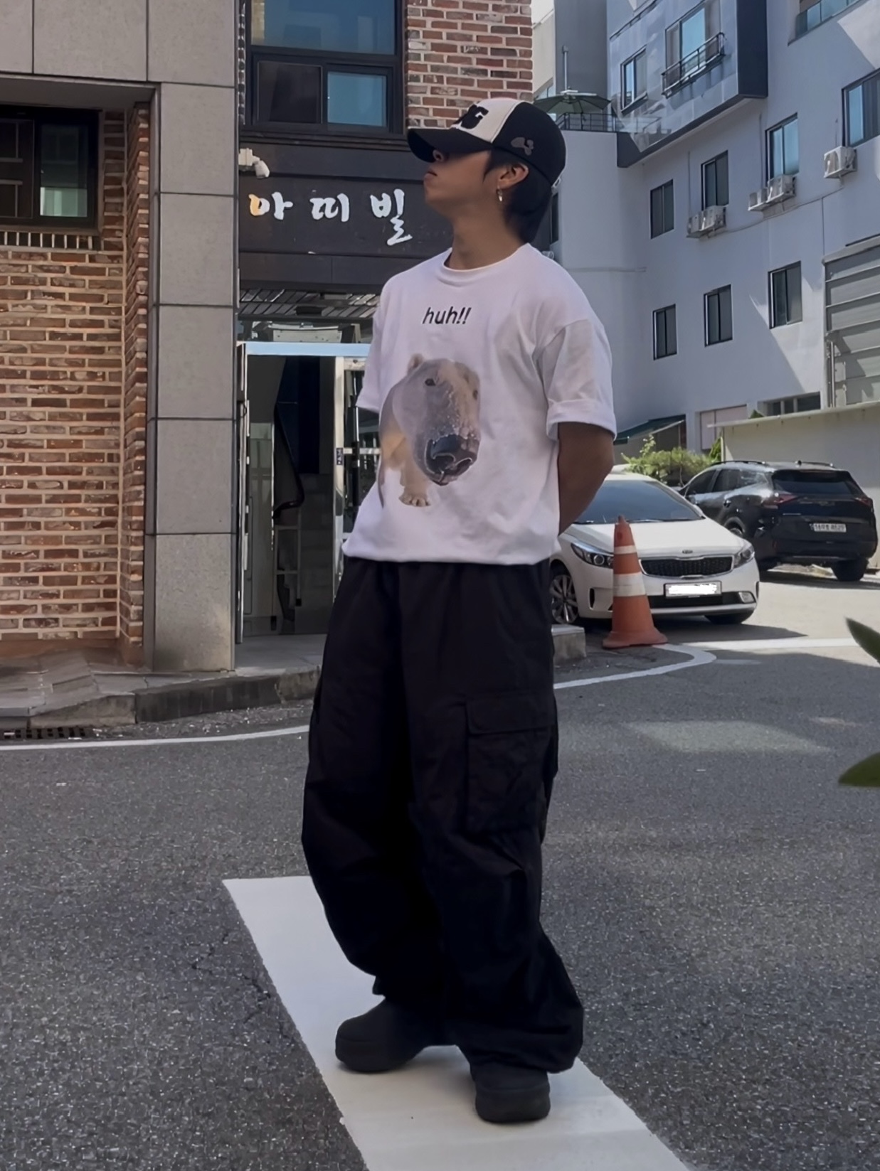 Suade Huh Tee White 착용 스타일 - 2
