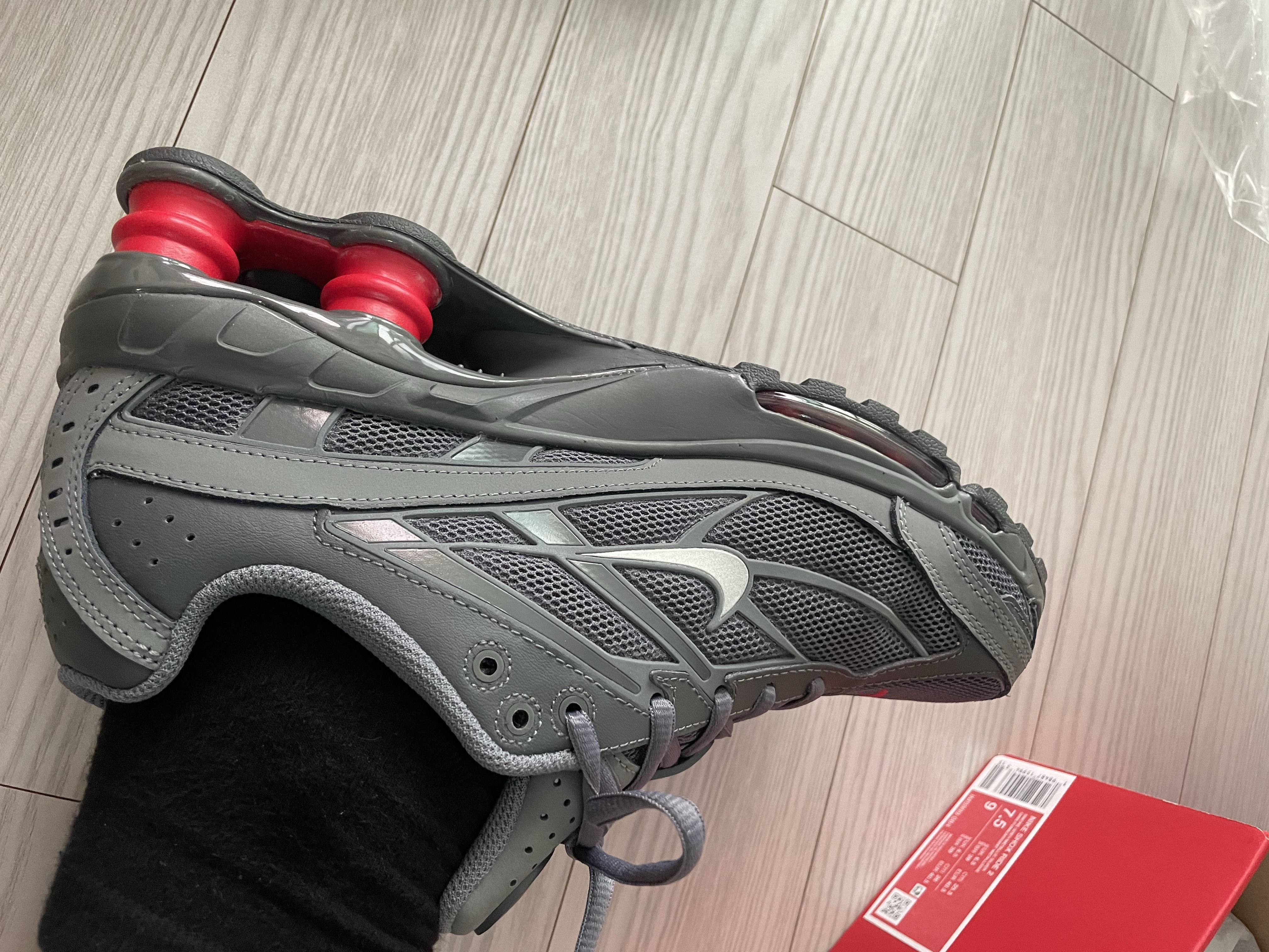 Nike Shox Ride 2 Smoke Grey University Red 착용 스타일