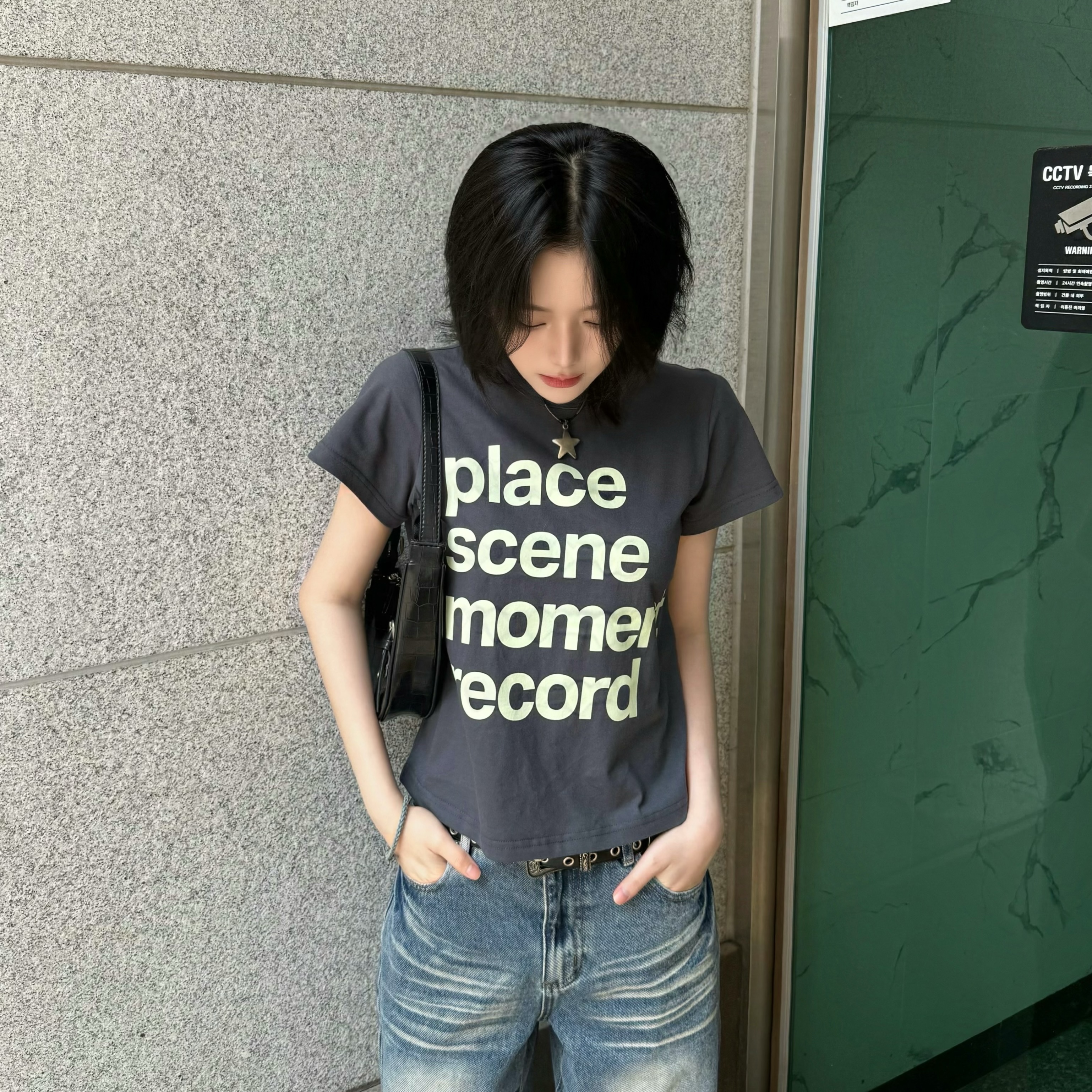 SLOW RECORD HOUSE Archive Typo T-Shirt Charcoal 착용 스타일 - 1