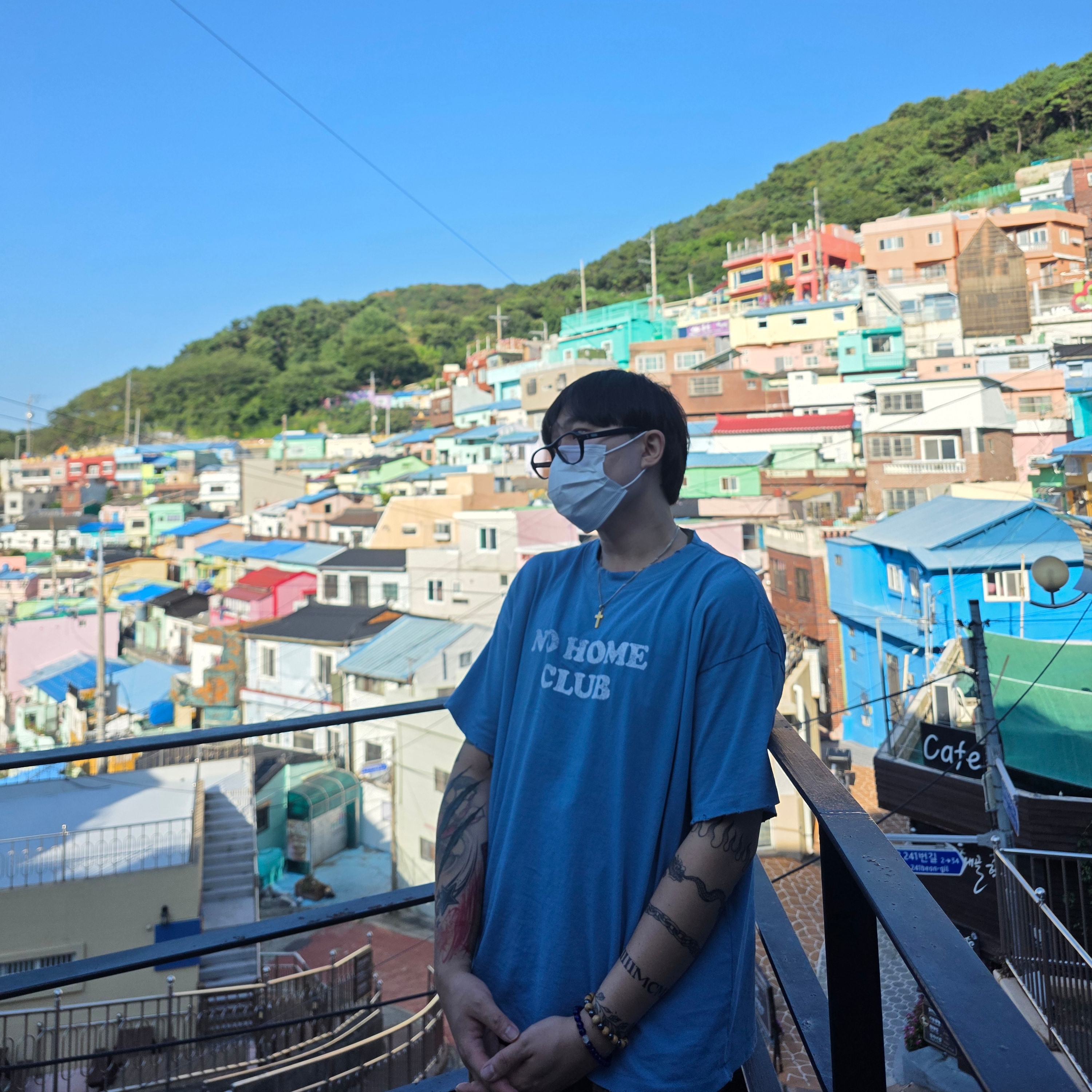 Hommless No Home Club VTG Tee Skyblue, Gentle Monster Oaa 01(V) Black 착용 스타일 - 1