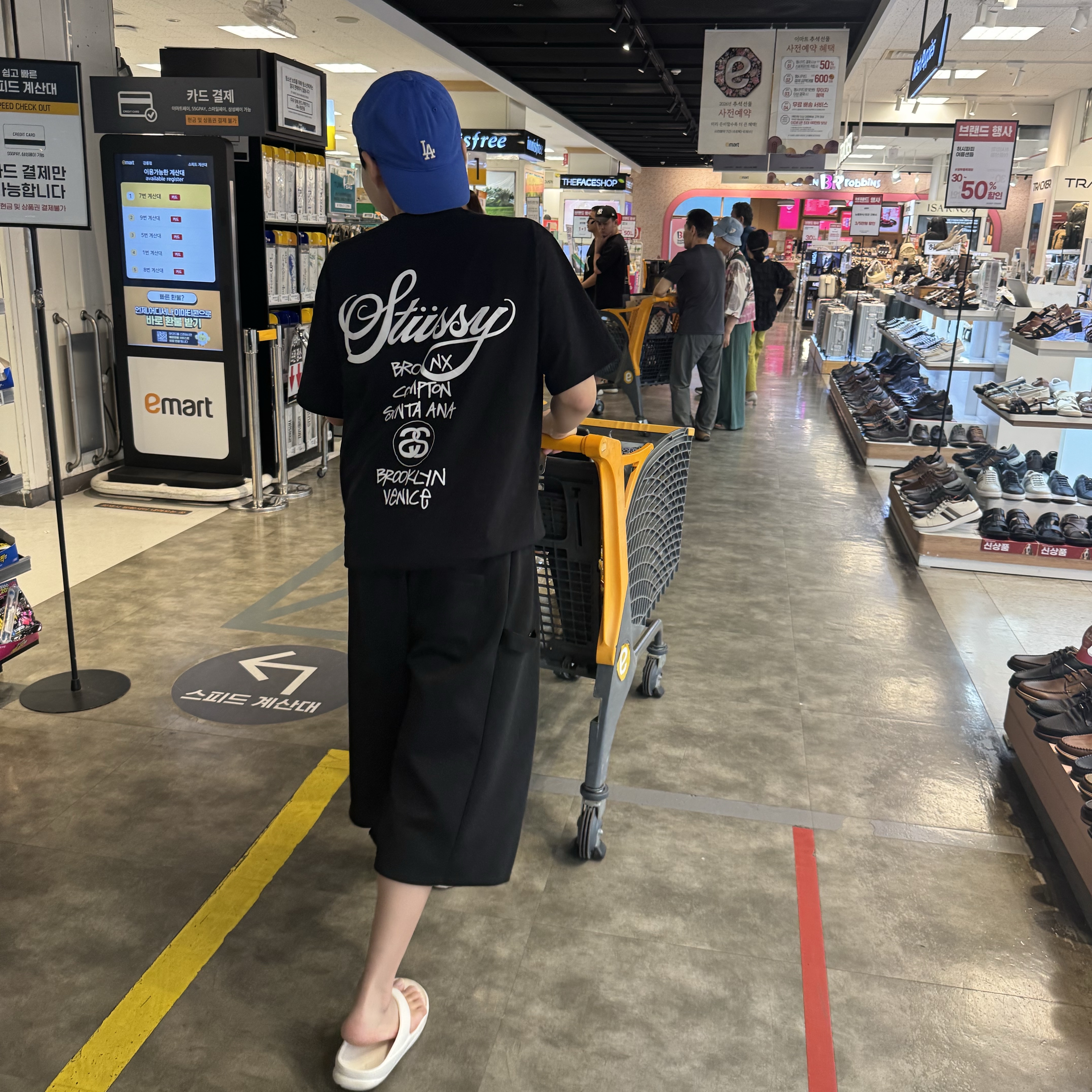 Stussy World Tour T-Shirt Black 착용 스타일