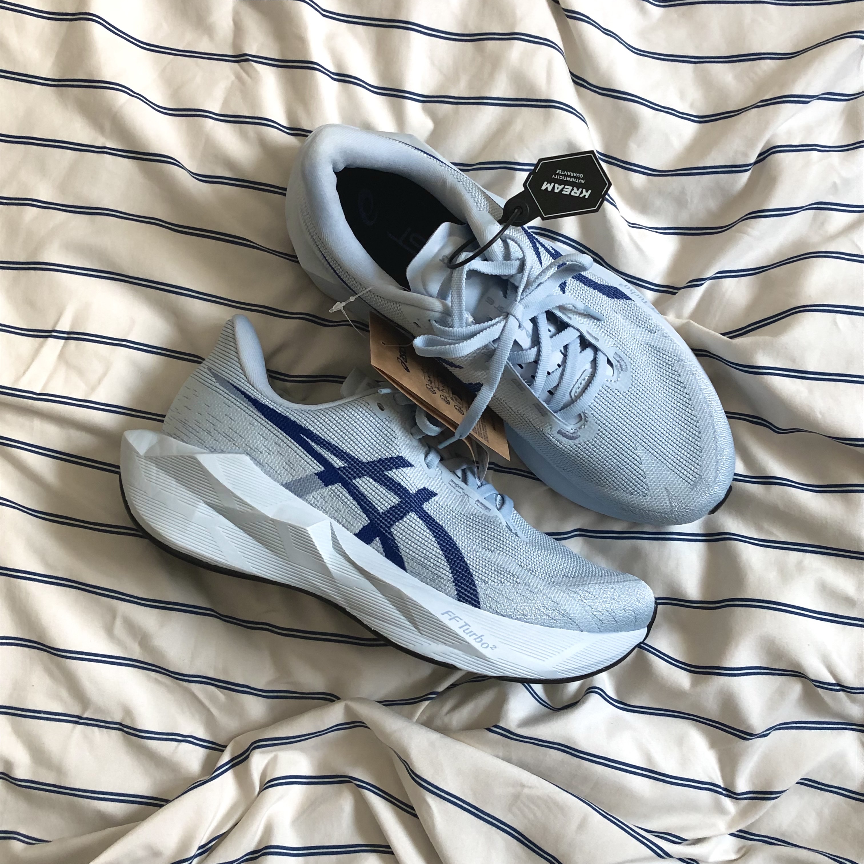 Asics Novablast 6 Solid Air Prussian Blue - 2E Wide 착용 스타일 - 2