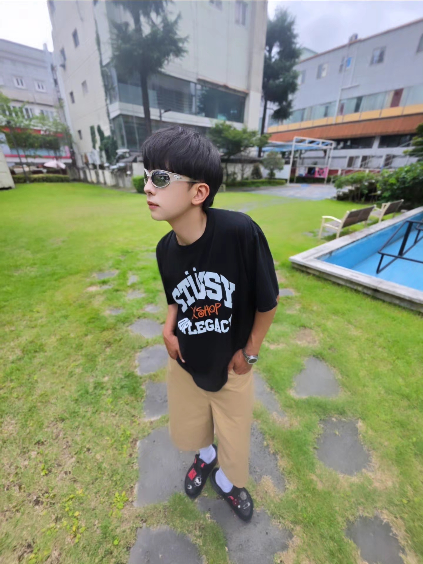 Stussy x Our Legacy Work Shop Pigment Dyed Collegiate T-Shirt Black, Crocs x Staple Classic All Terrain Clog Black 착용 스타일 - 3