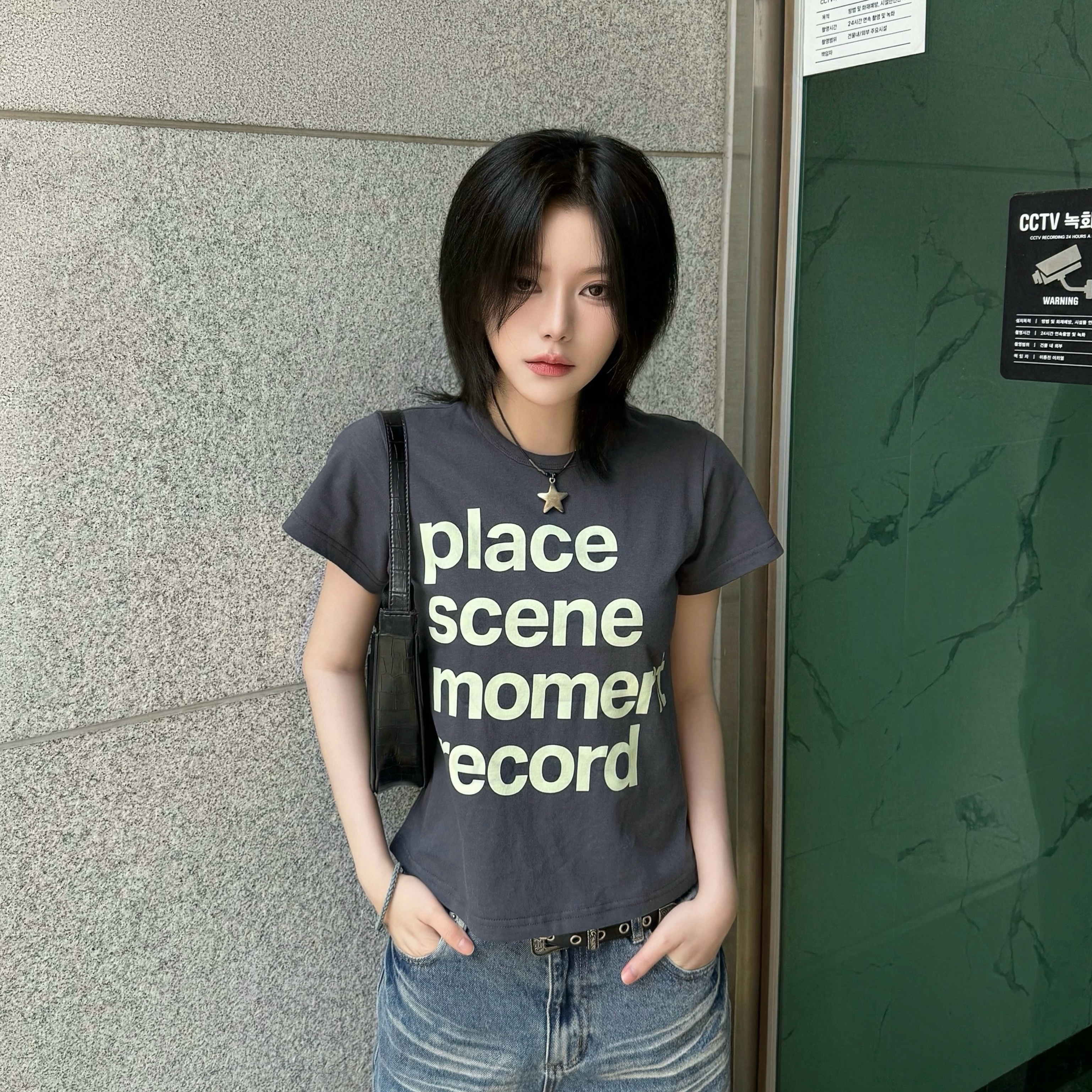 SLOW RECORD HOUSE Archive Typo T-Shirt Charcoal 착용 스타일 - 2