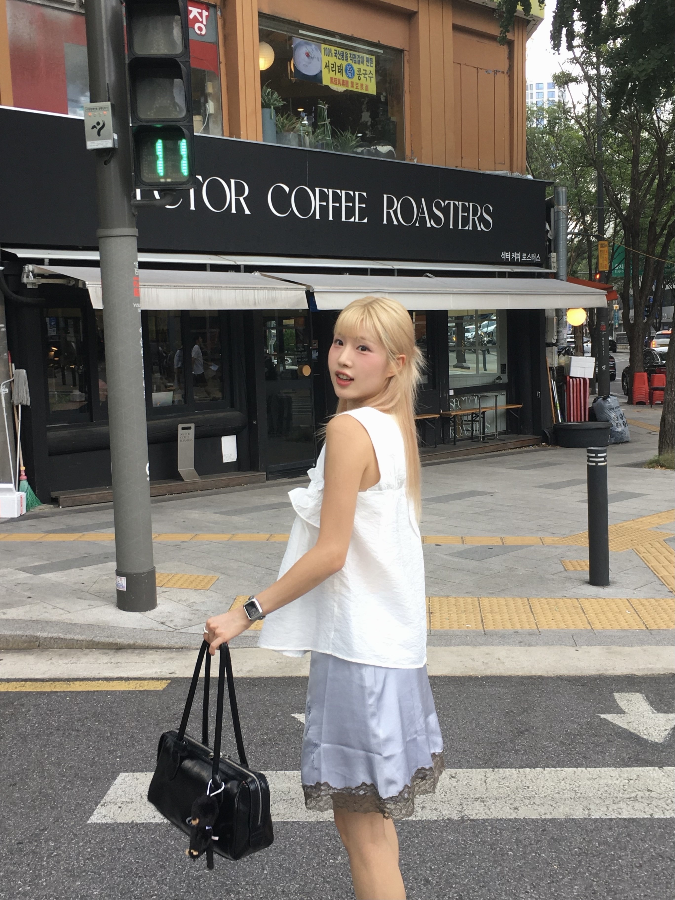 Margarin Fingers Lace Satin Hotfix Skirt Light Blue 착용 스타일 - 5