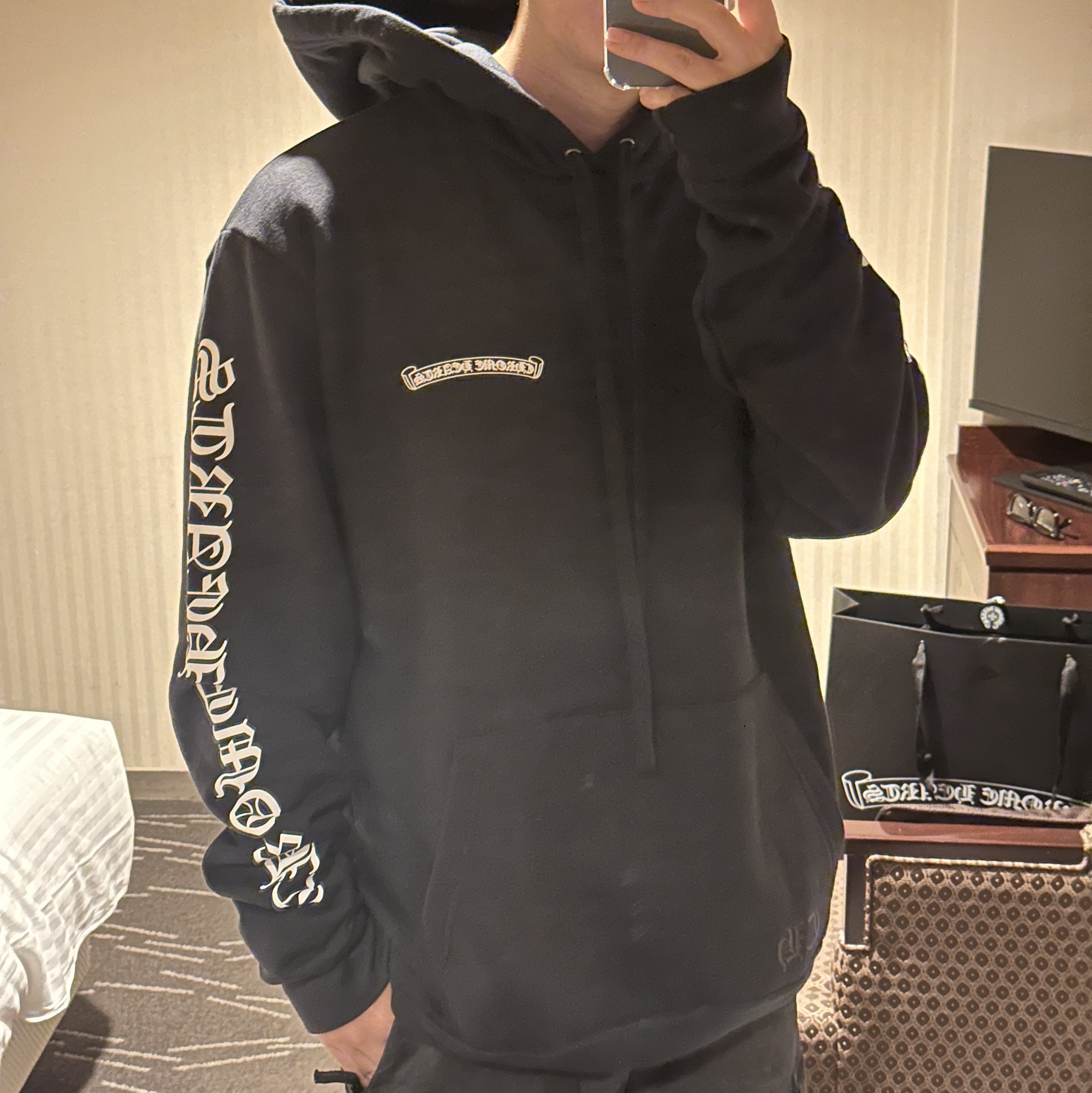 Chrome Hearts Scroll Logo Hoodie Black 착용 스타일 - 1
