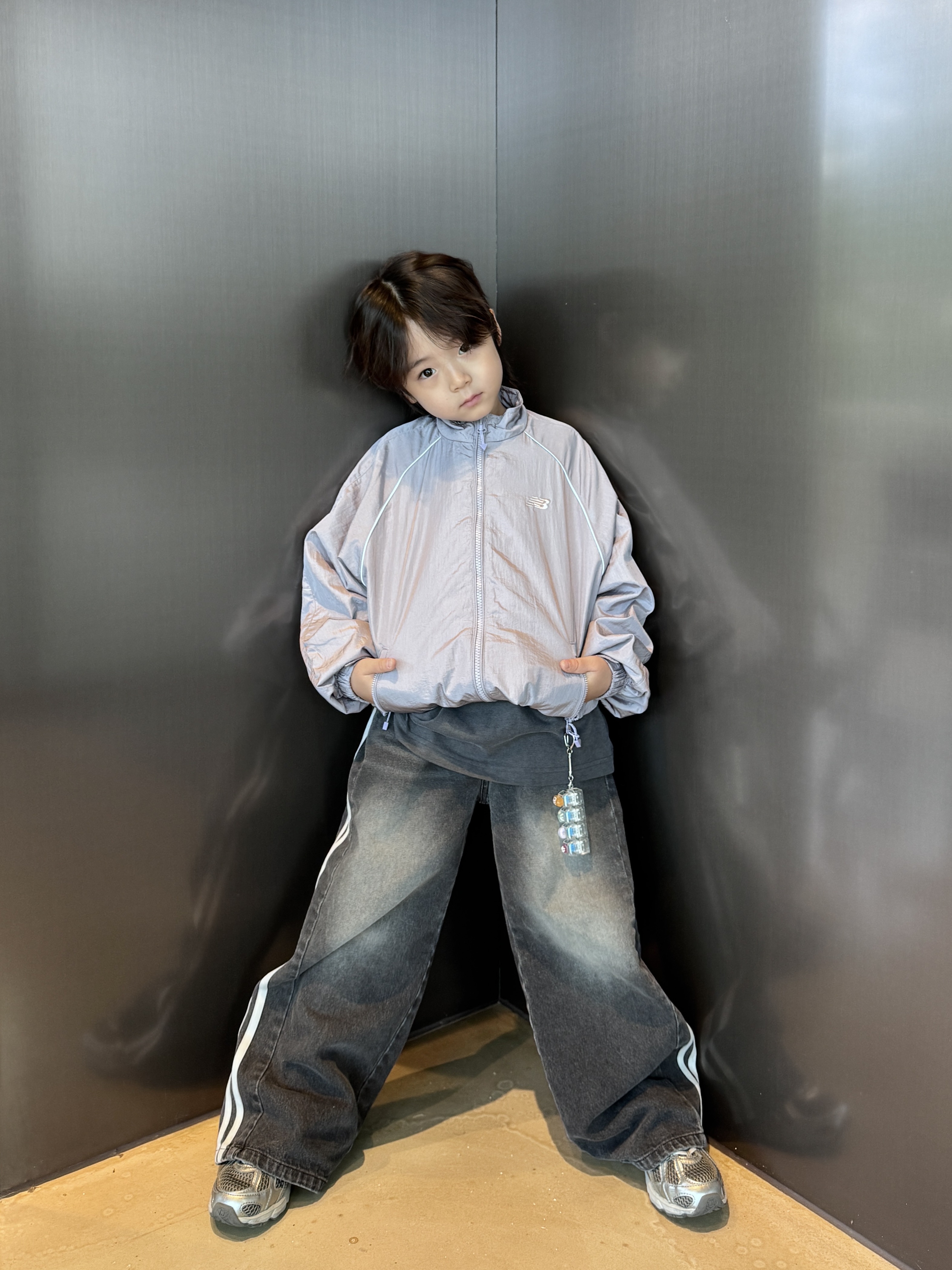 (Kids) New Balance Air Glossy Windbreaker Purple 착용 스타일 - 2