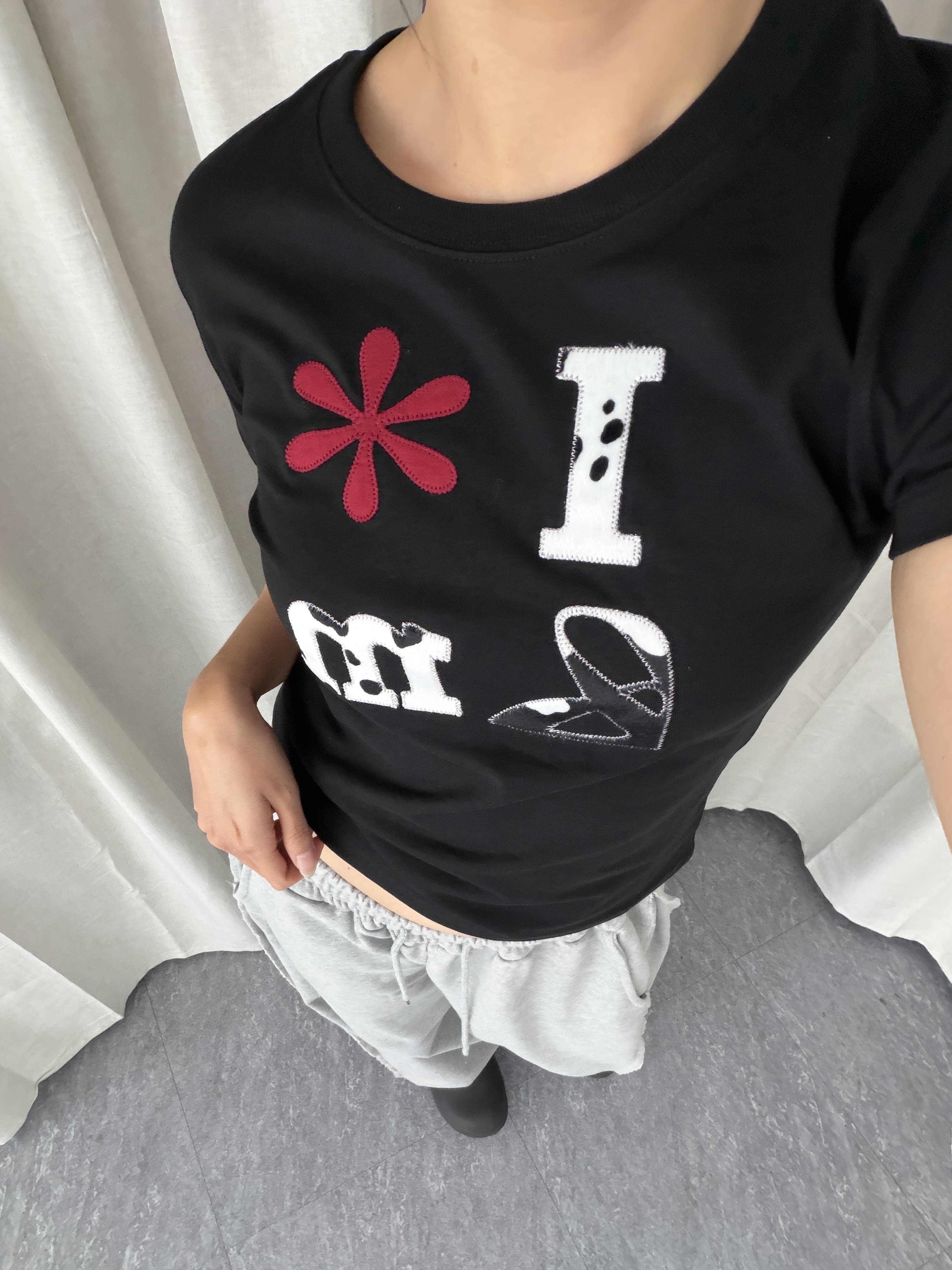 Riomeu Cow Applique Short Sleeve T-Shirt_Black 착용 스타일 - 1