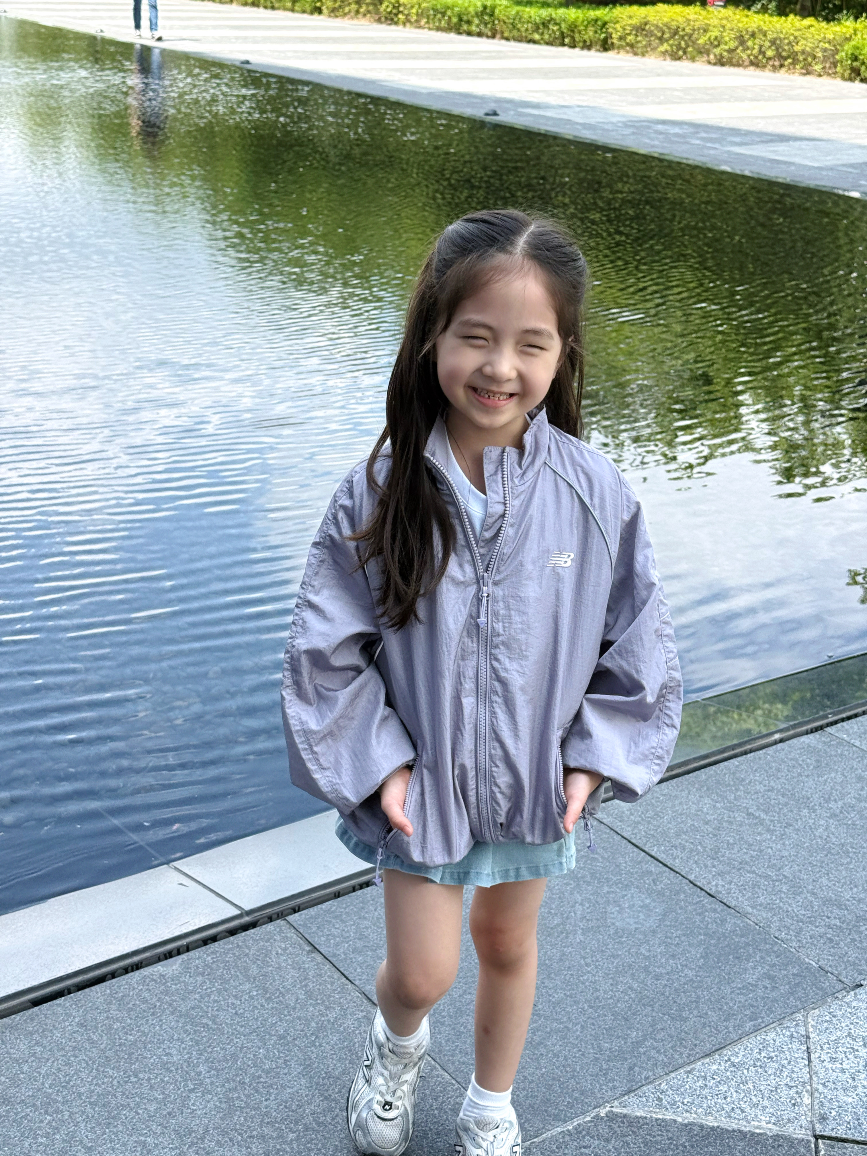 (Kids) New Balance Air Glossy Windbreaker Purple 착용 스타일 - 2