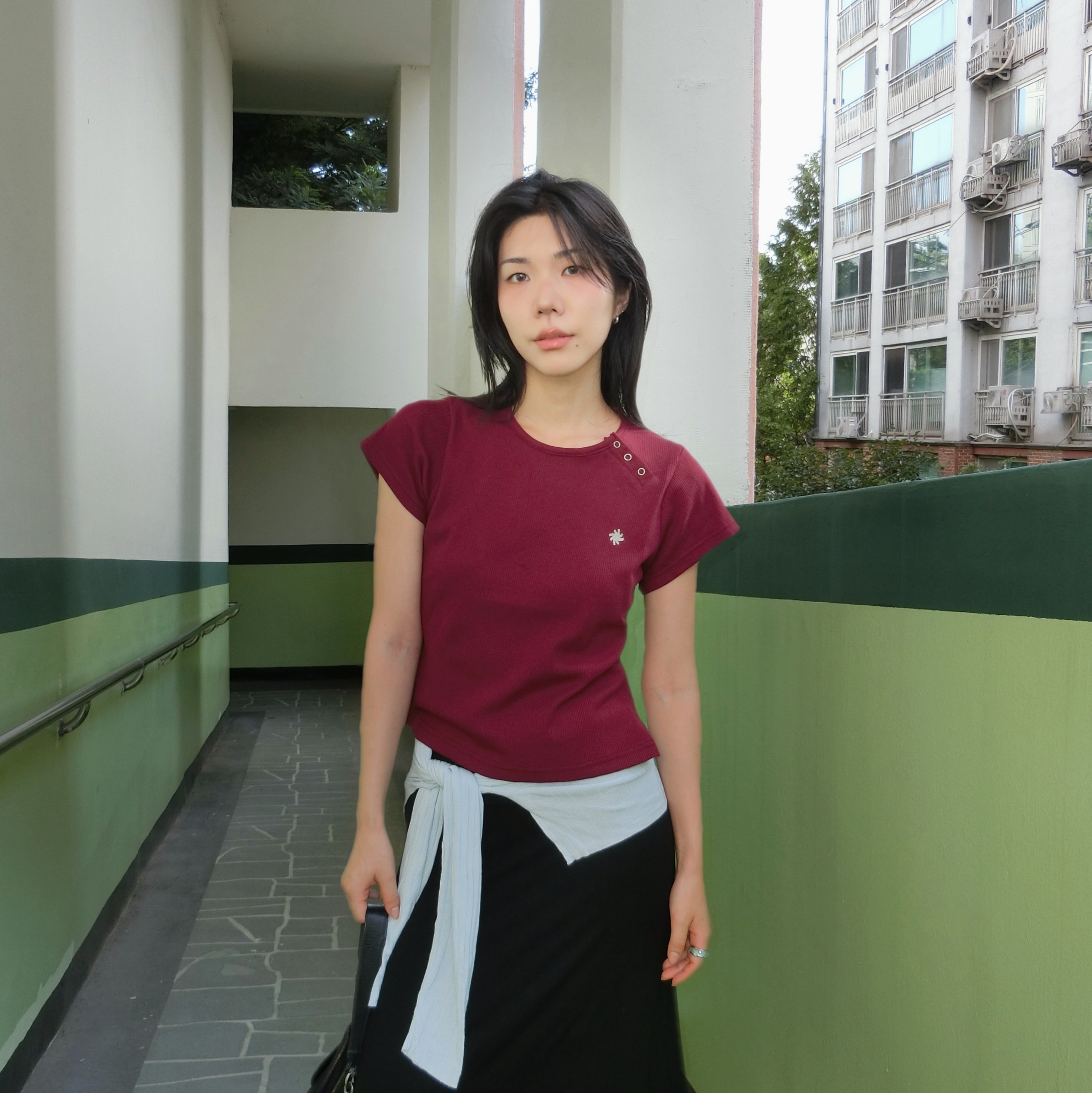 SLOW RECORD HOUSE Henley Neck Eyelet T-Shirt Burgundy 착용 스타일 - 1