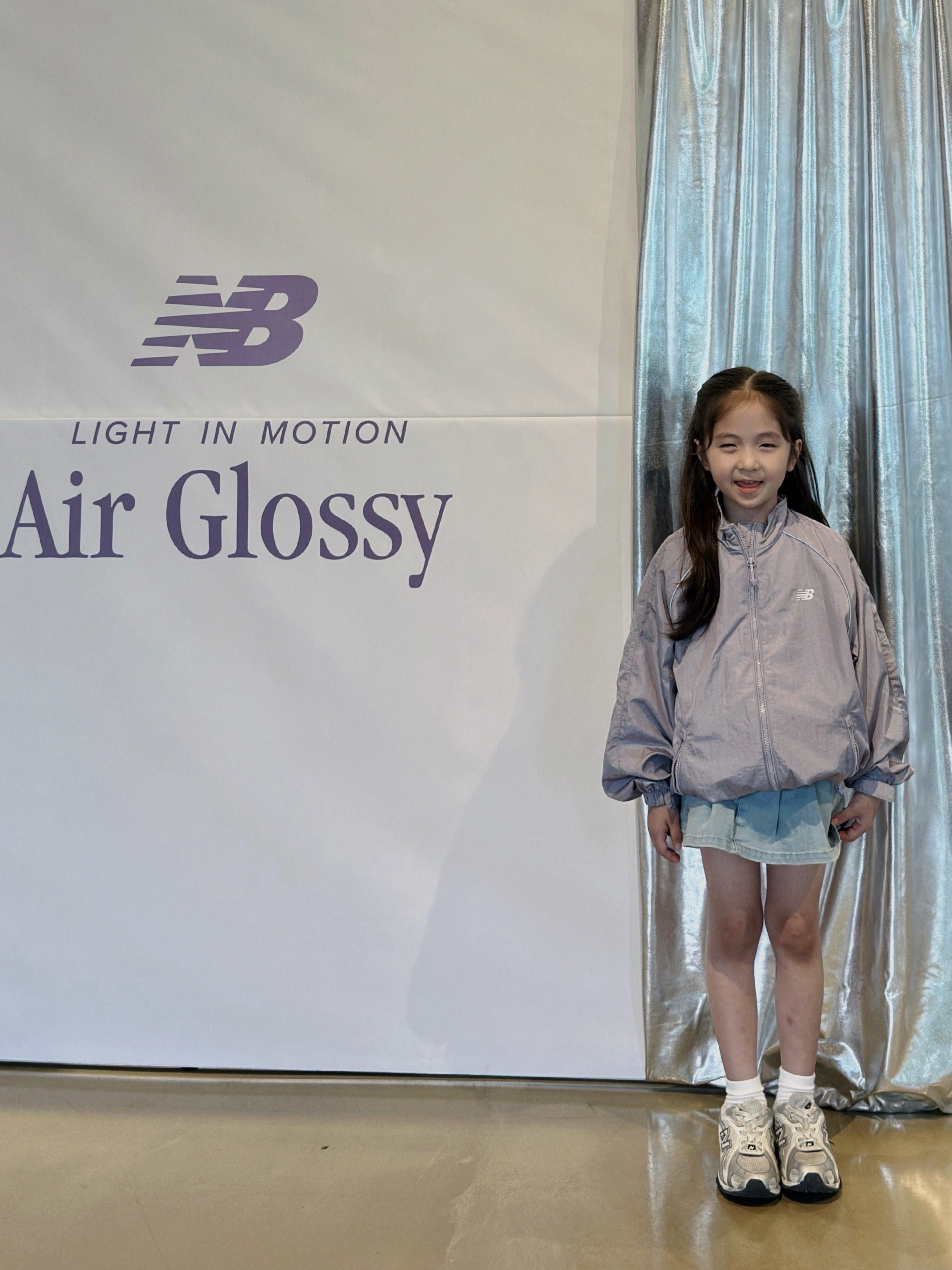 (Kids) New Balance Air Glossy Windbreaker Purple 착용 스타일 - 3