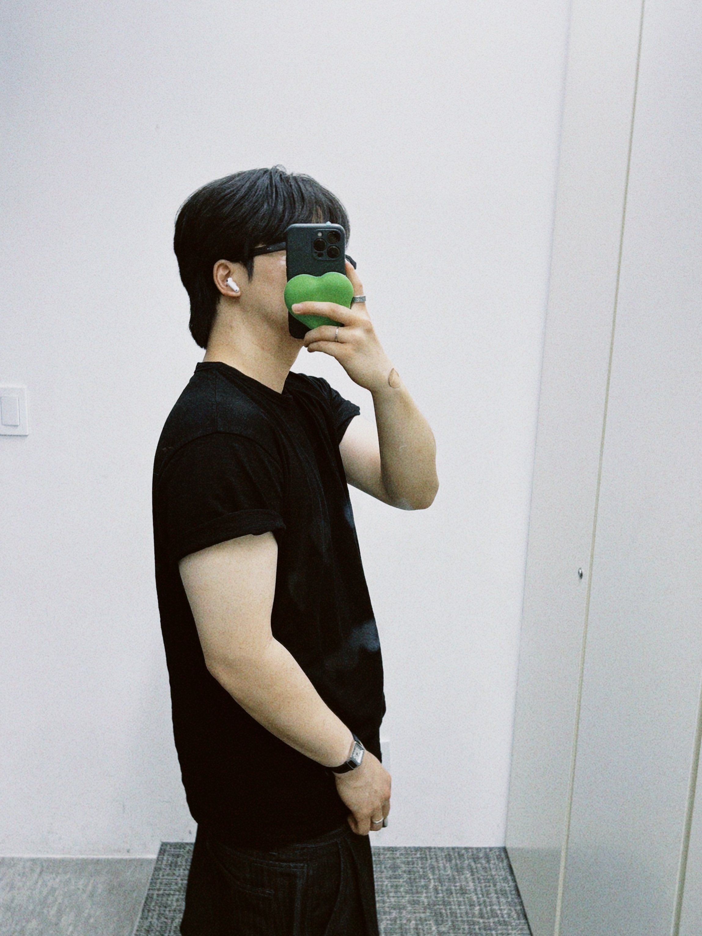 Balenciaga Rubber Space Shoe Matte Black, GRAGG MAGSAFE FLOW HEART BATTERY [9 COLOR] 착용 스타일 - 4