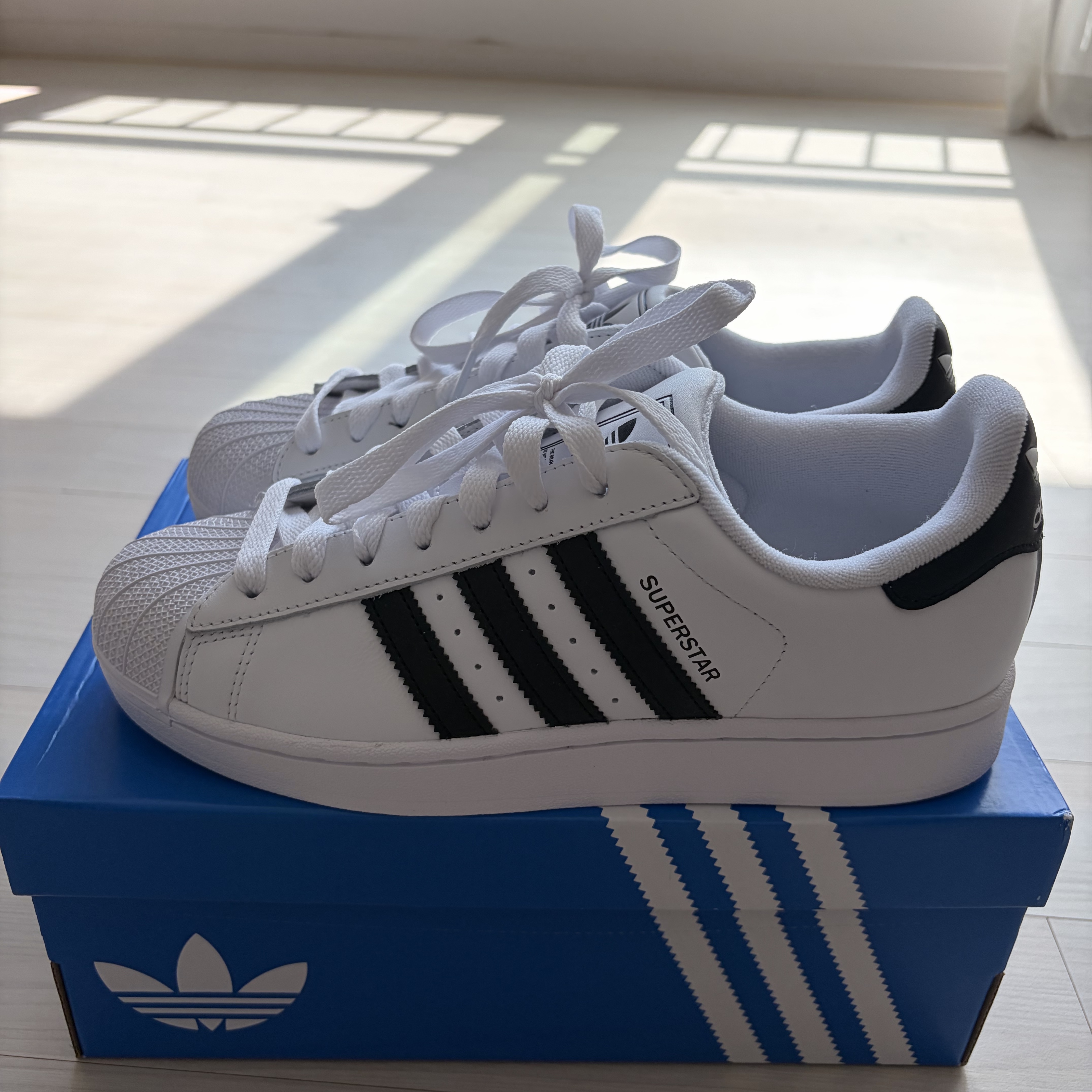 Adidas Superstar II Cloud White Core Black 착용 스타일