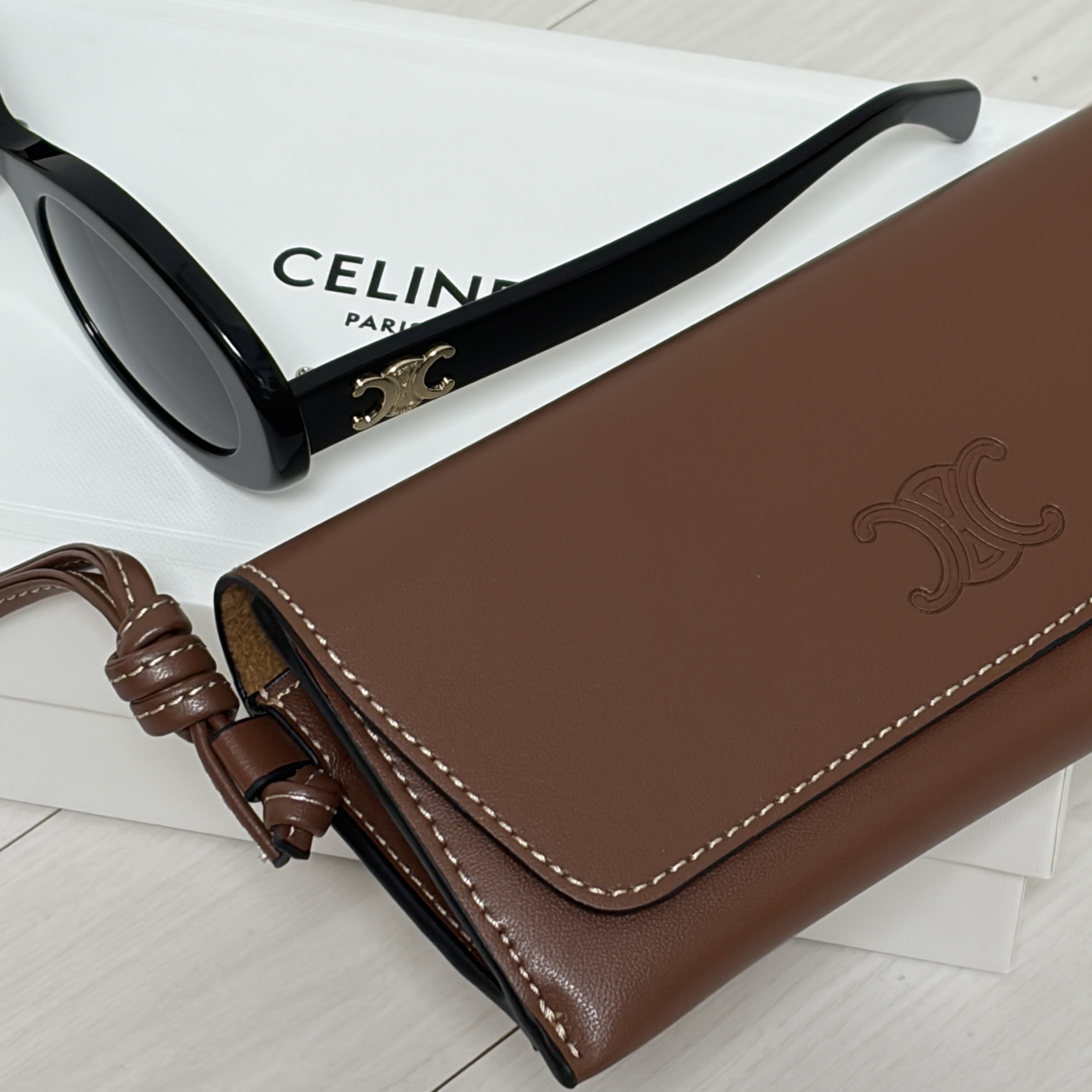 (W) Celine Triomphe 01 Sunglasses in Acetate Black 착용 스타일