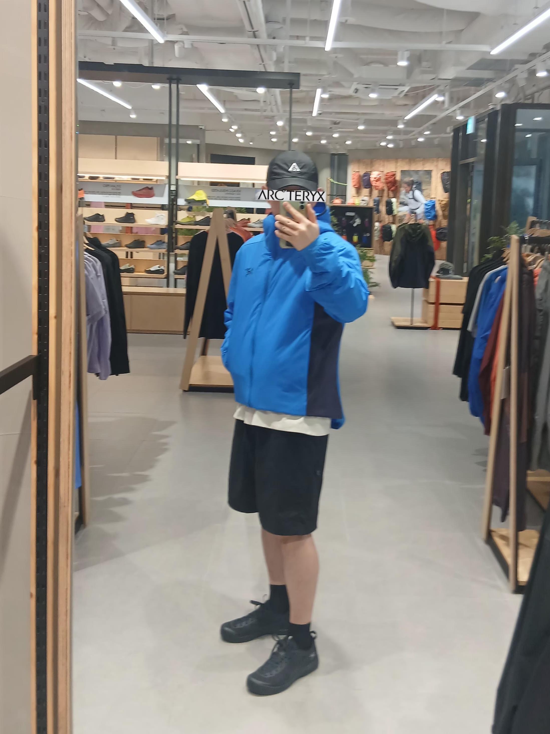 Nike ACG Trail Cap Black, Arc'teryx Envoy Grand Wall SS T-Shirt Sea Salt 착용 스타일 - 4