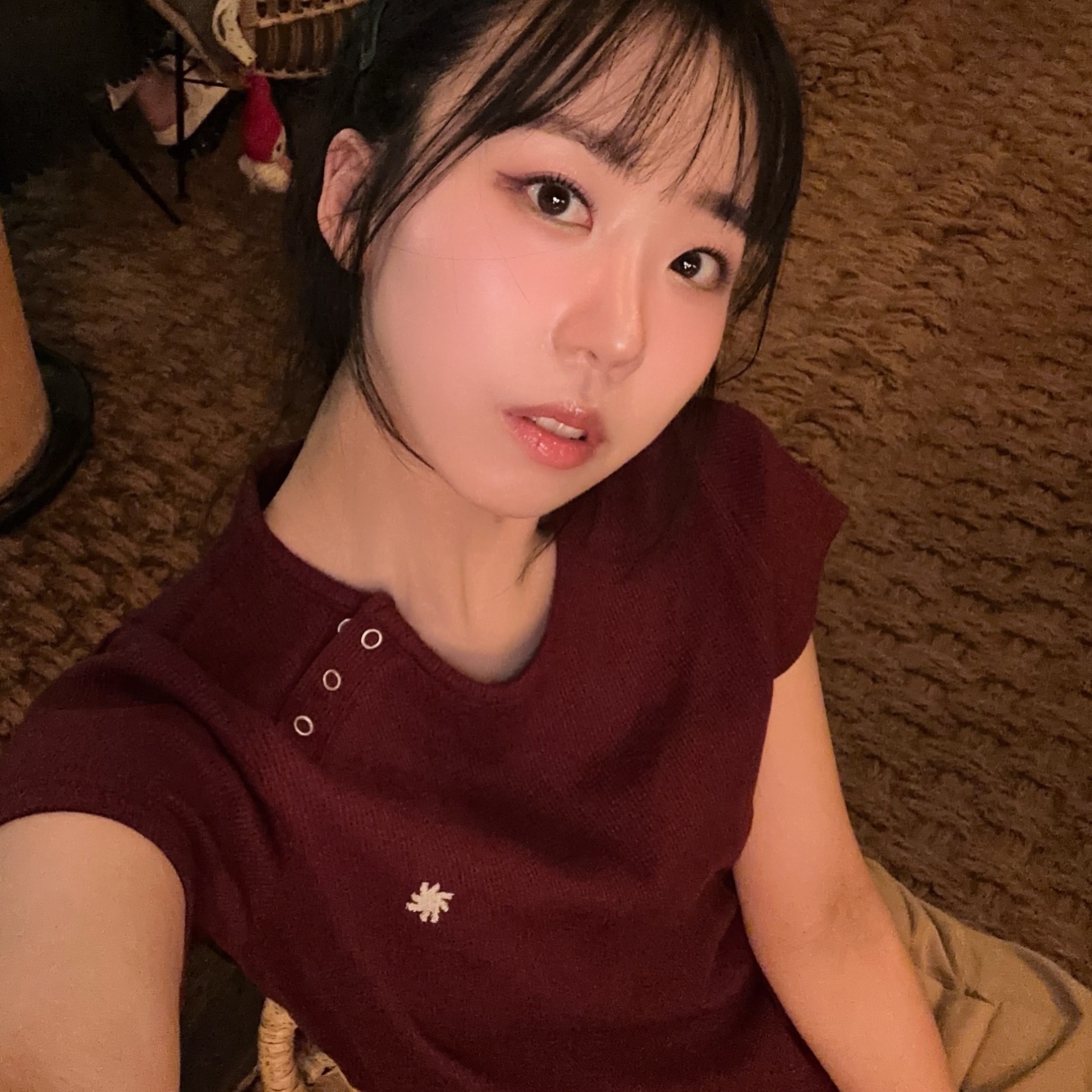 SLOW RECORD HOUSE Henley Neck Eyelet T-Shirt Burgundy 착용 스타일 - 4