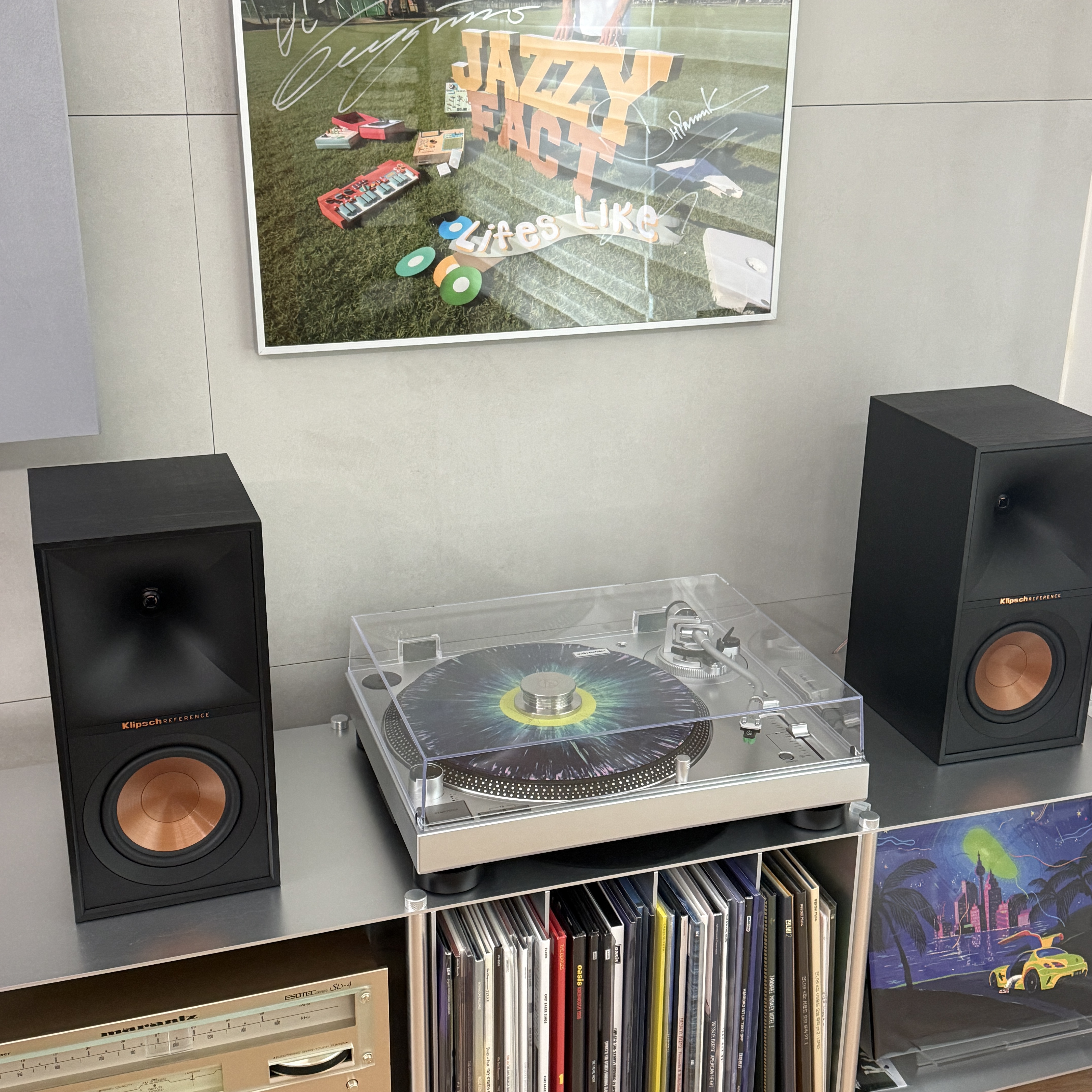 The Quiett Glow Forever LP Blue Splatter 착용 스타일