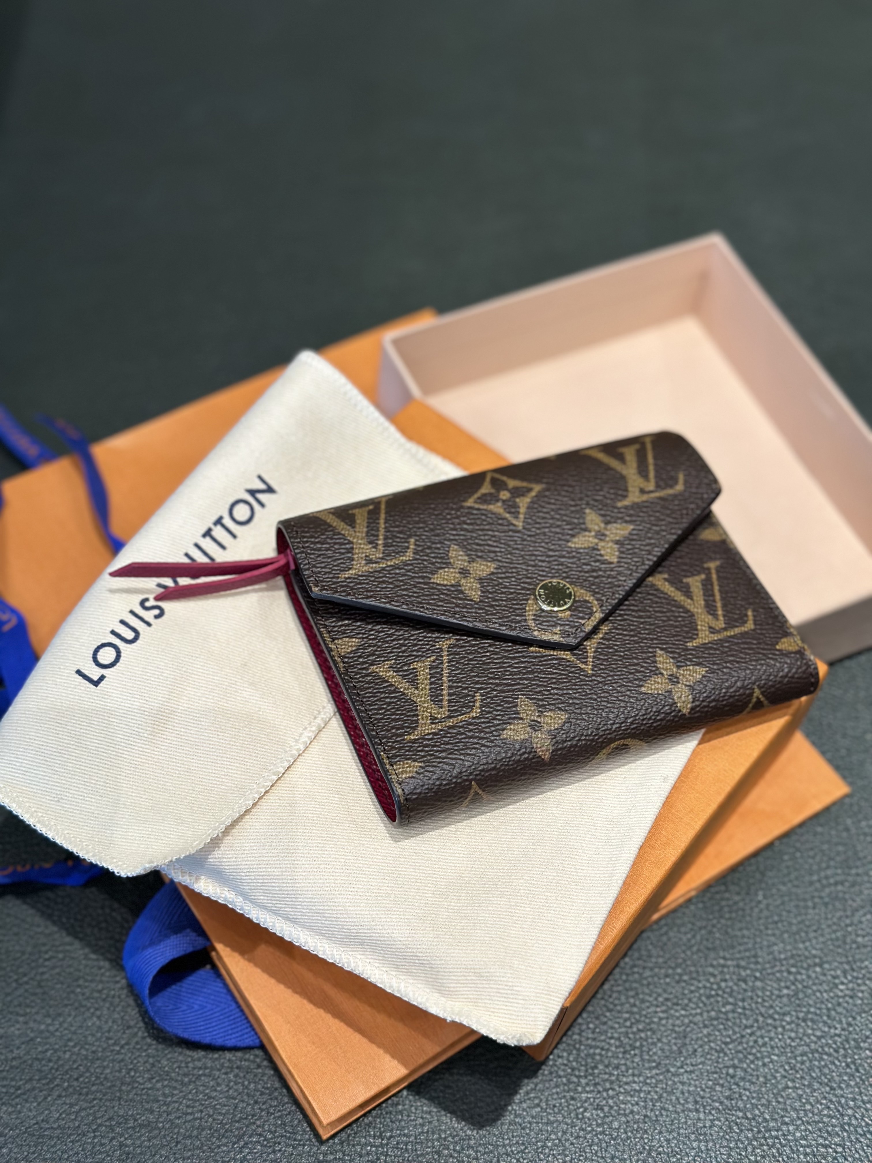 Louis Vuitton Victorine Wallet Monogram Fuchsia 착용 스타일 - 2