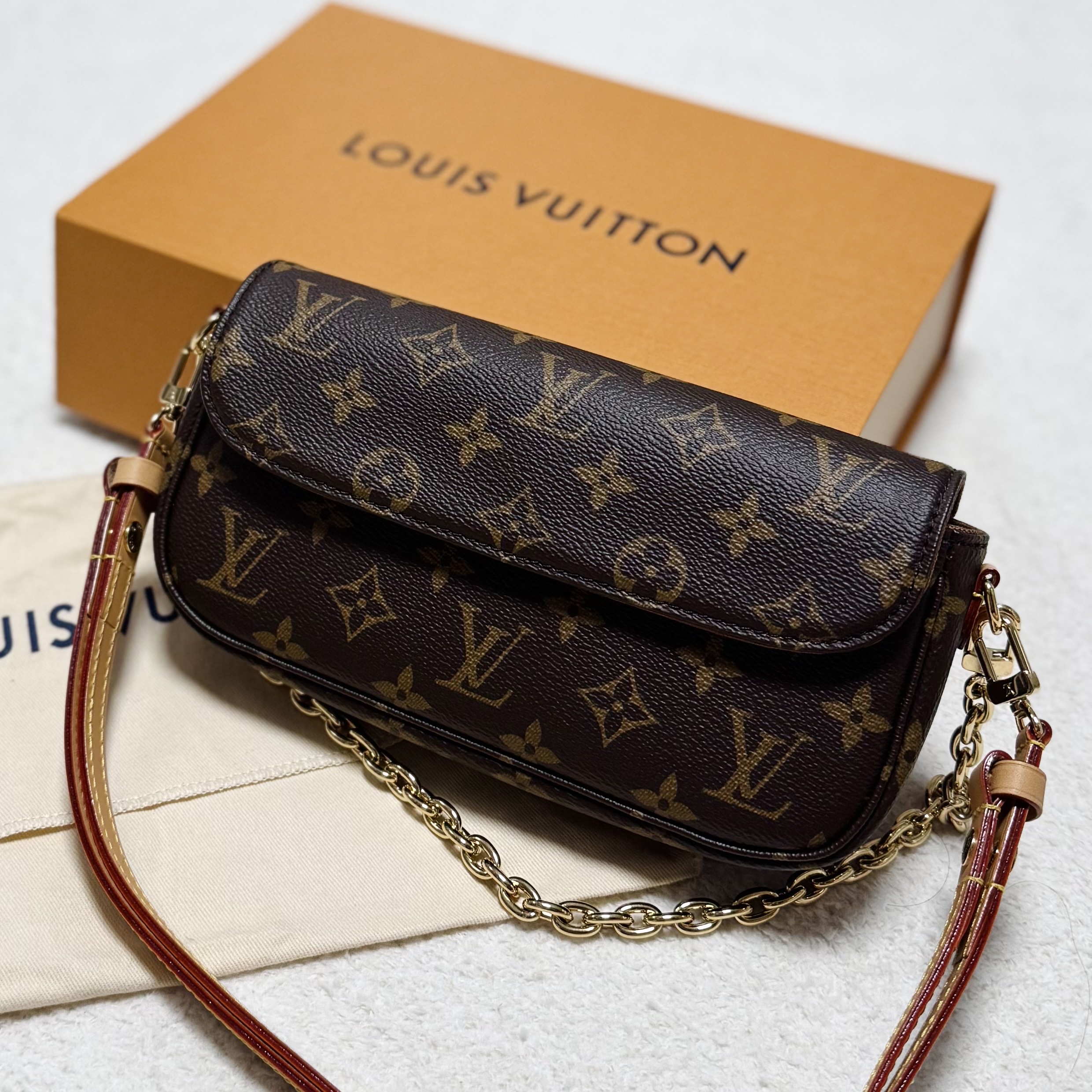 Louis Vuitton Ivy Wallet on Chain Monogram, Chanel Classic Card Holder Grained Calfskin & Silver Black 착용 스타일 - 2