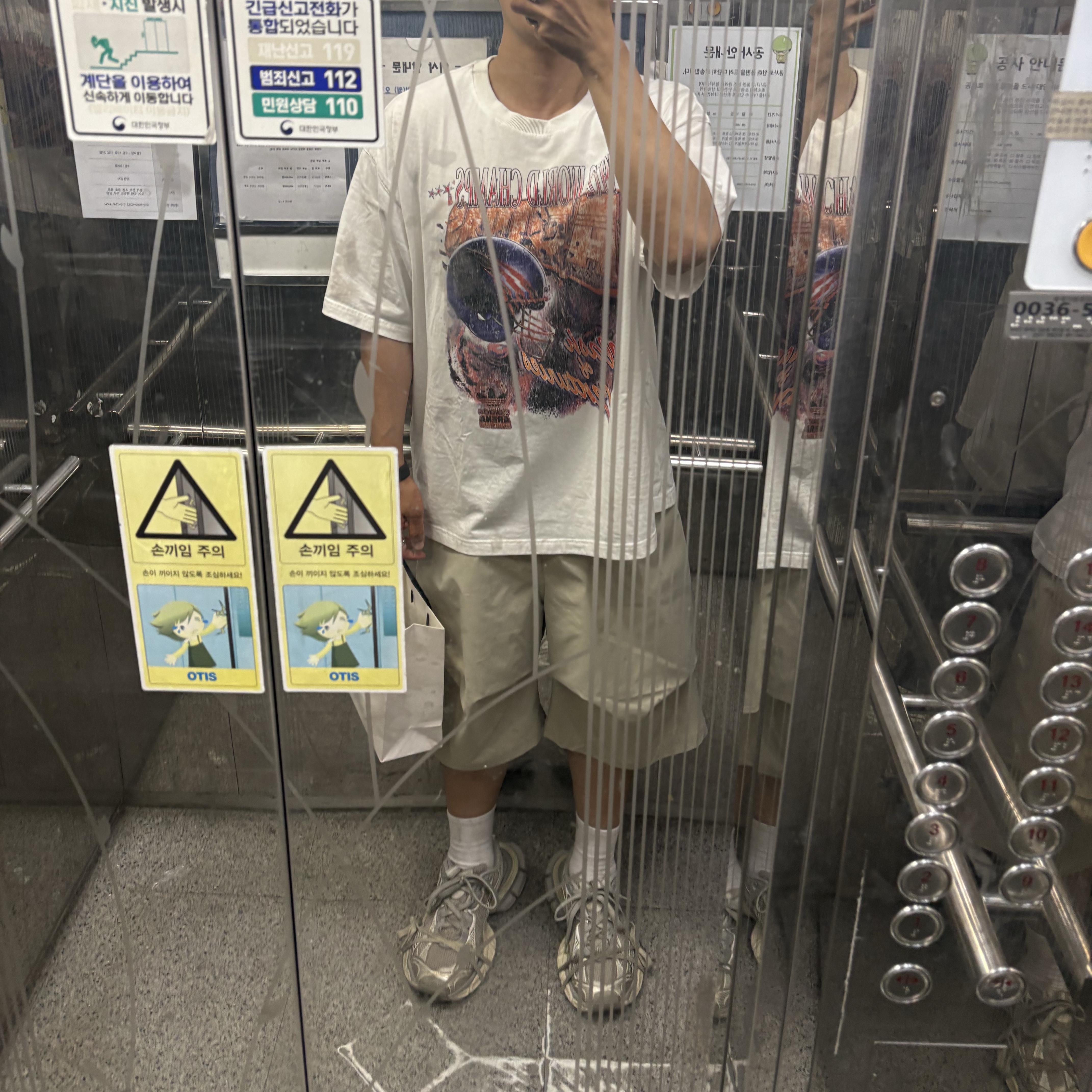 Balenciaga 3XL Sneakers Light Beige 착용 스타일